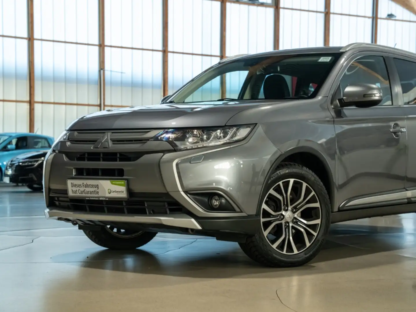 Mitsubishi Outlander 2.2 DI-D 4WD Aut. SUV-Star+ Navi Mehrzonenklima DA Grau - 2