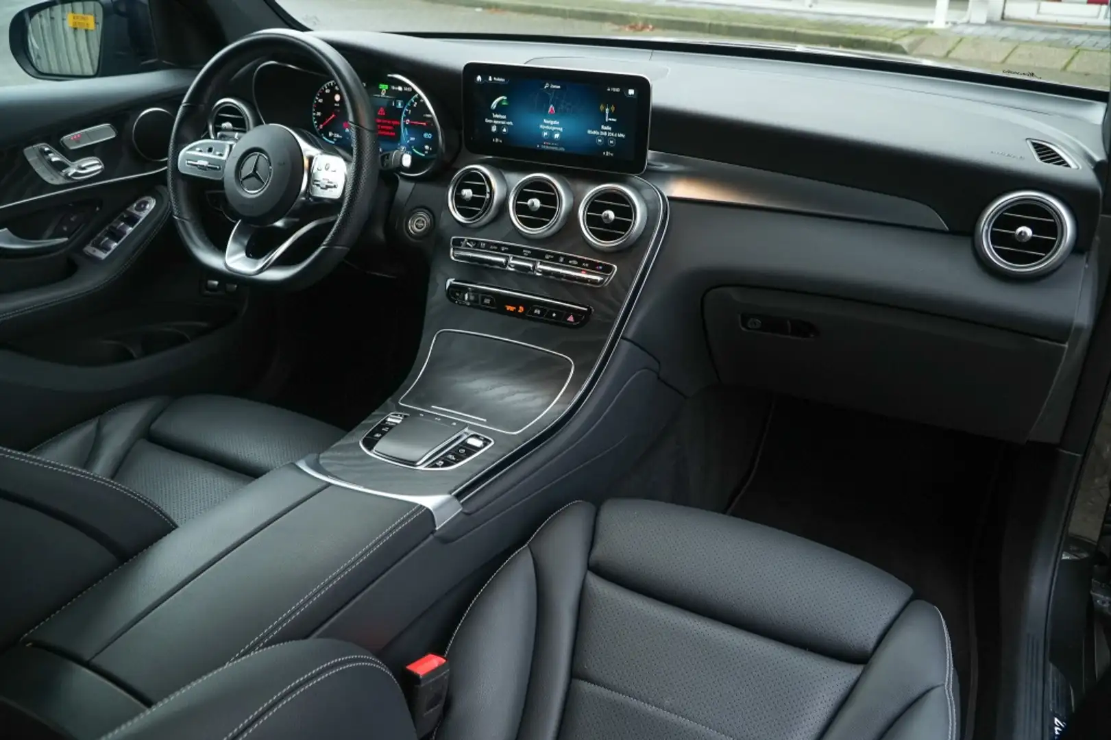 Mercedes-Benz GLC 300 300e 4MATIC AMG I Pano I Distronic I Trekhaak elek Grau - 2