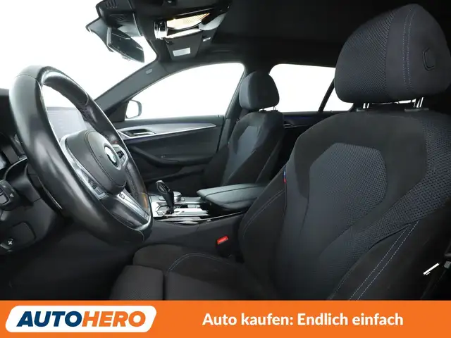 BMW 5 Series view 10