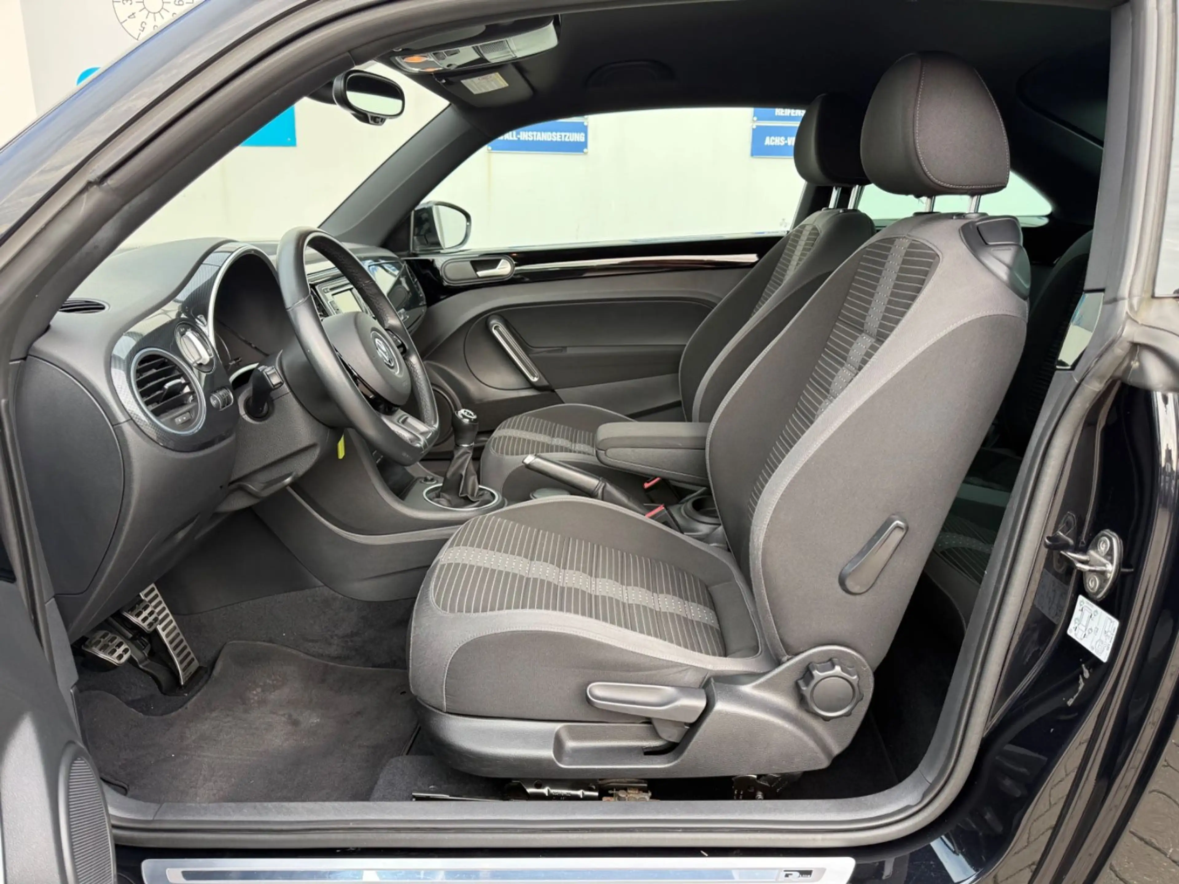 Volkswagen Beetle 2.0 TDI Sport R-LINE — photo 8