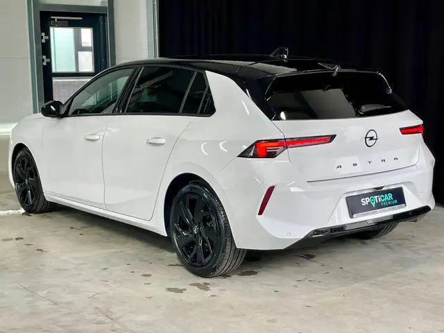 Opel Astra view 3