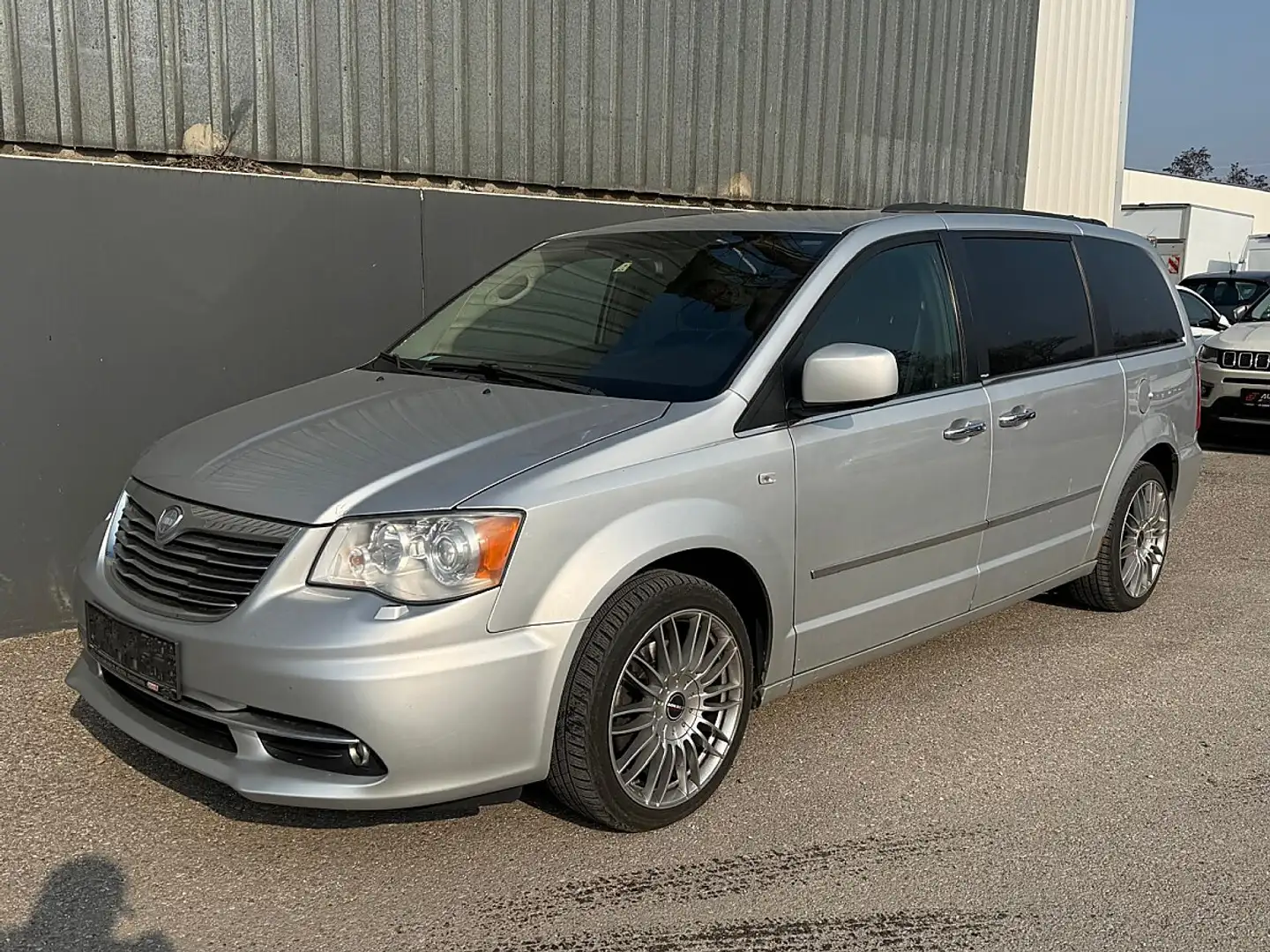 Lancia Voyager 2,8 CRD | PICKERL BIS 10/2026 | 7-SITZER | Grau - 1