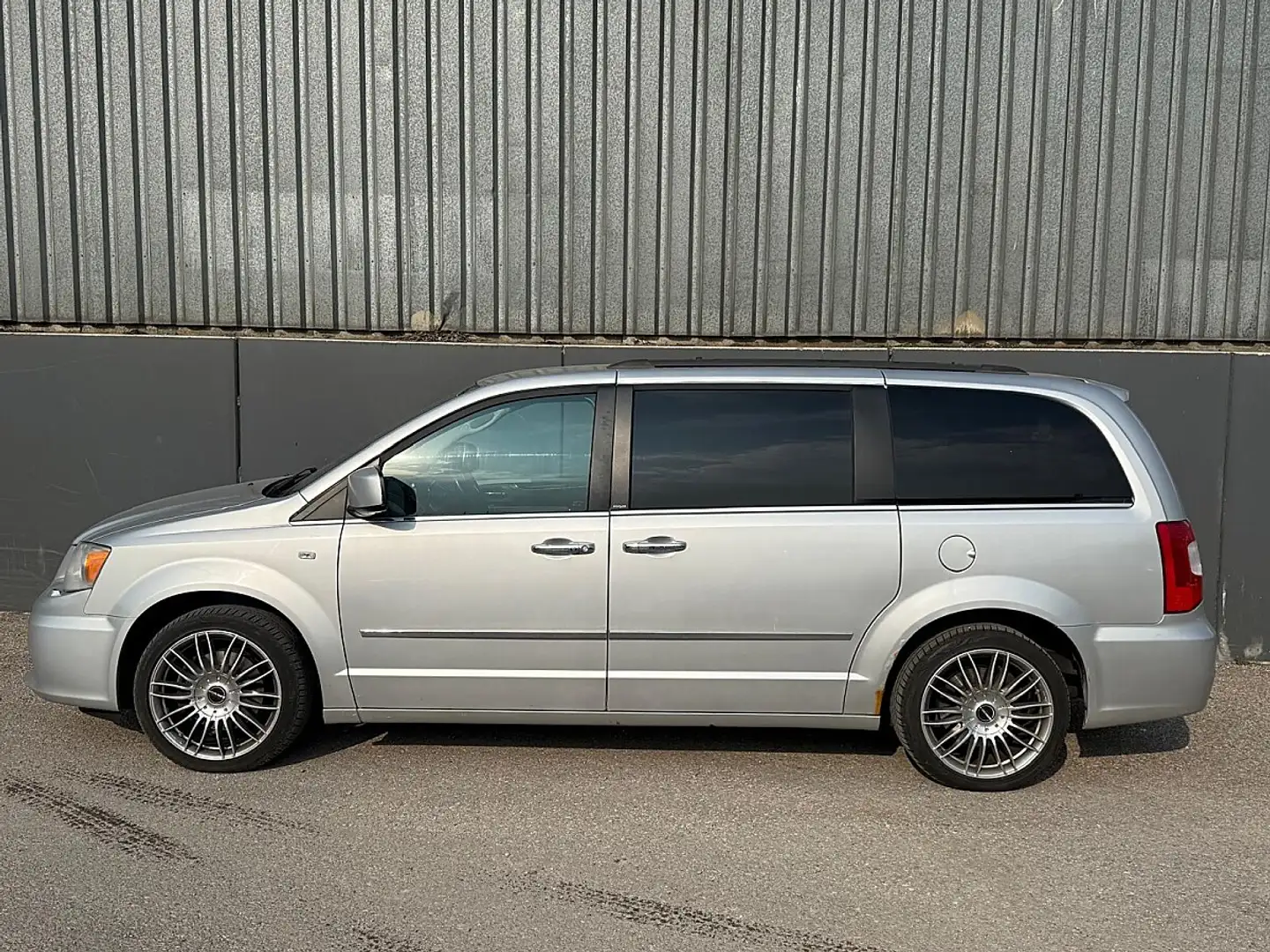 Lancia Voyager 2,8 CRD | PICKERL BIS 10/2026 | 7-SITZER | Grau - 2