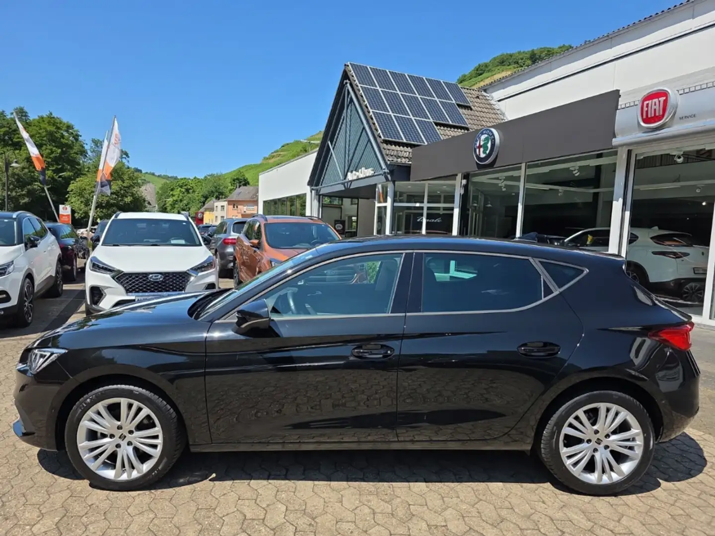 SEAT Leon 1.5 eTSI Style Voll-LED CarPlay Kamera Temp Schwarz - 2