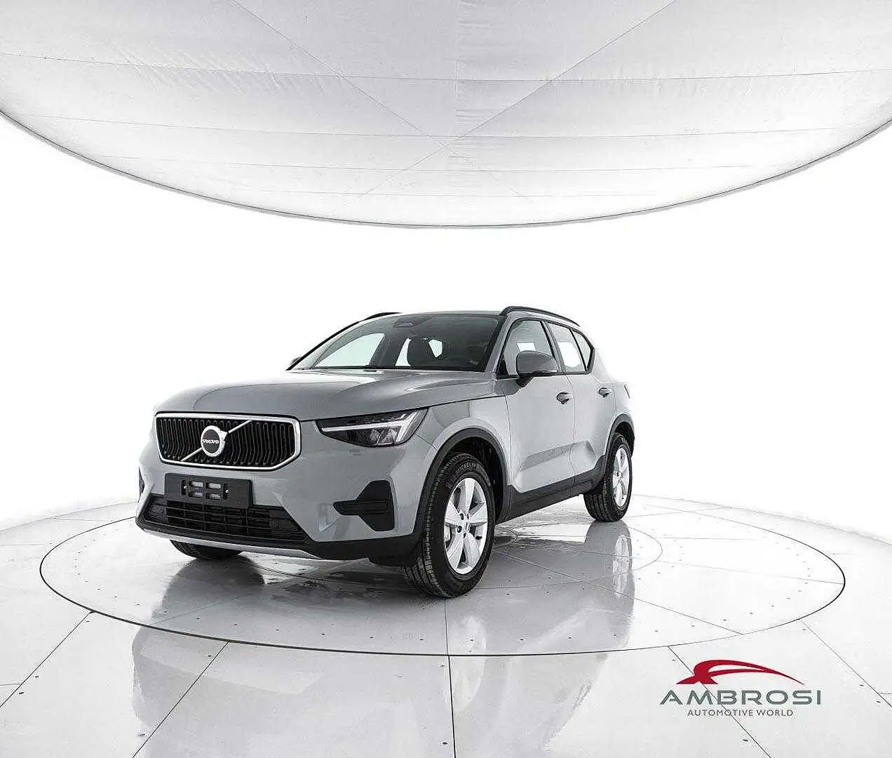 Volvo XC40 B3 Mild hybrid Benzina Essential Šedá - 1