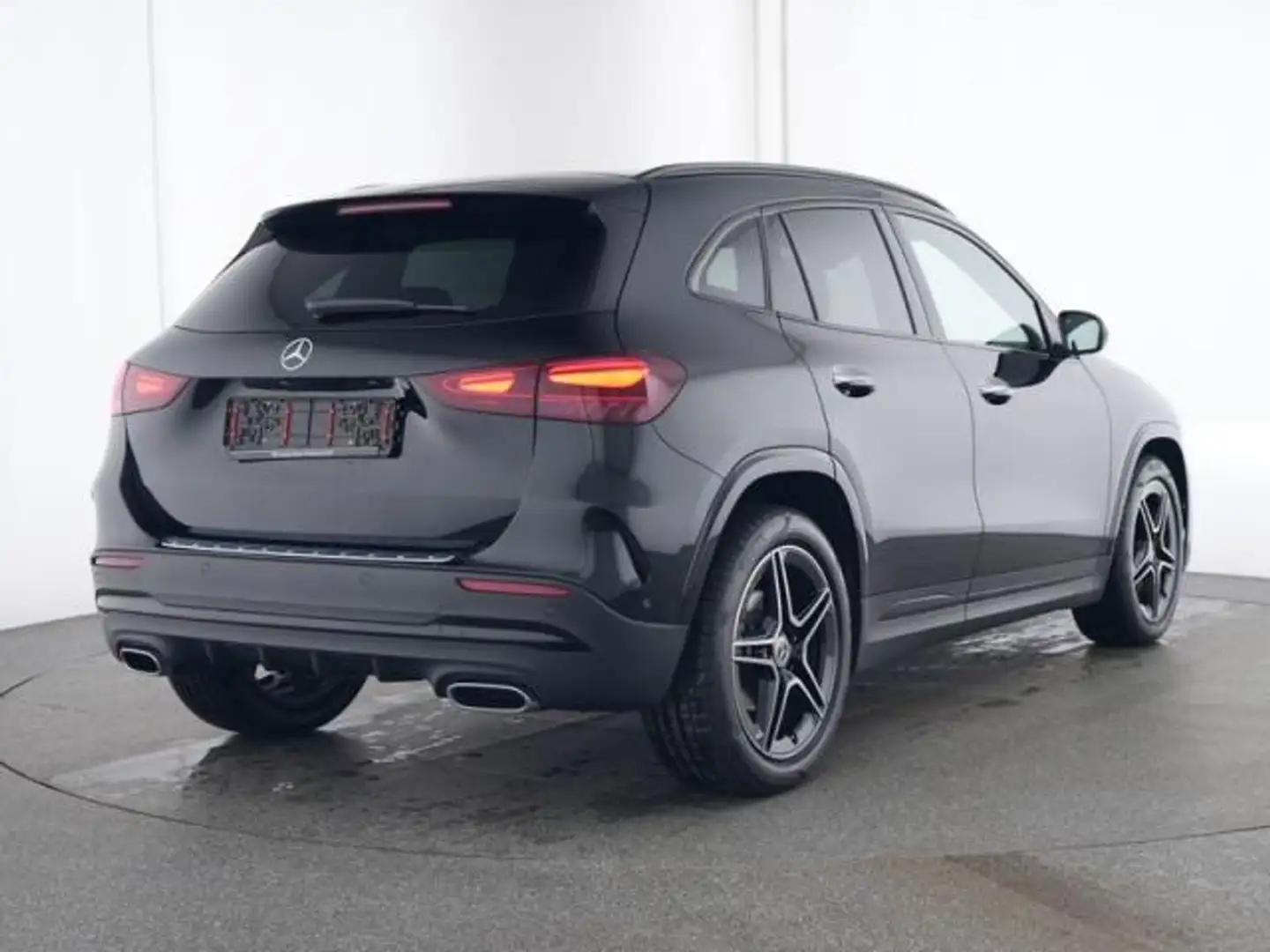Mercedes-Benz GLA 180 Automatic Premium AMG MILD HYBRID Zwart - 2