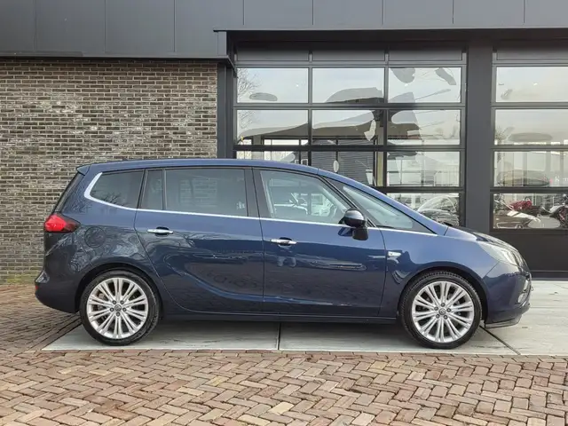Opel Zafira Tourer view 5