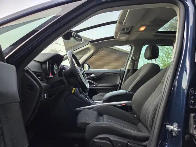 Opel Zafira Tourer view 4