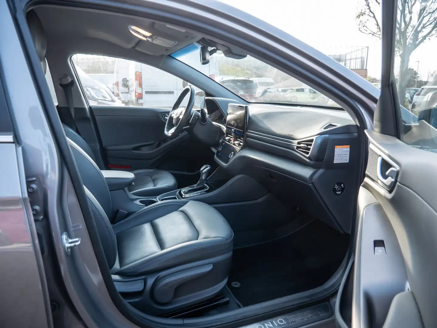 Hyundai IONIQ 1.6 Premium Plug-In Hybrid Beige - 2