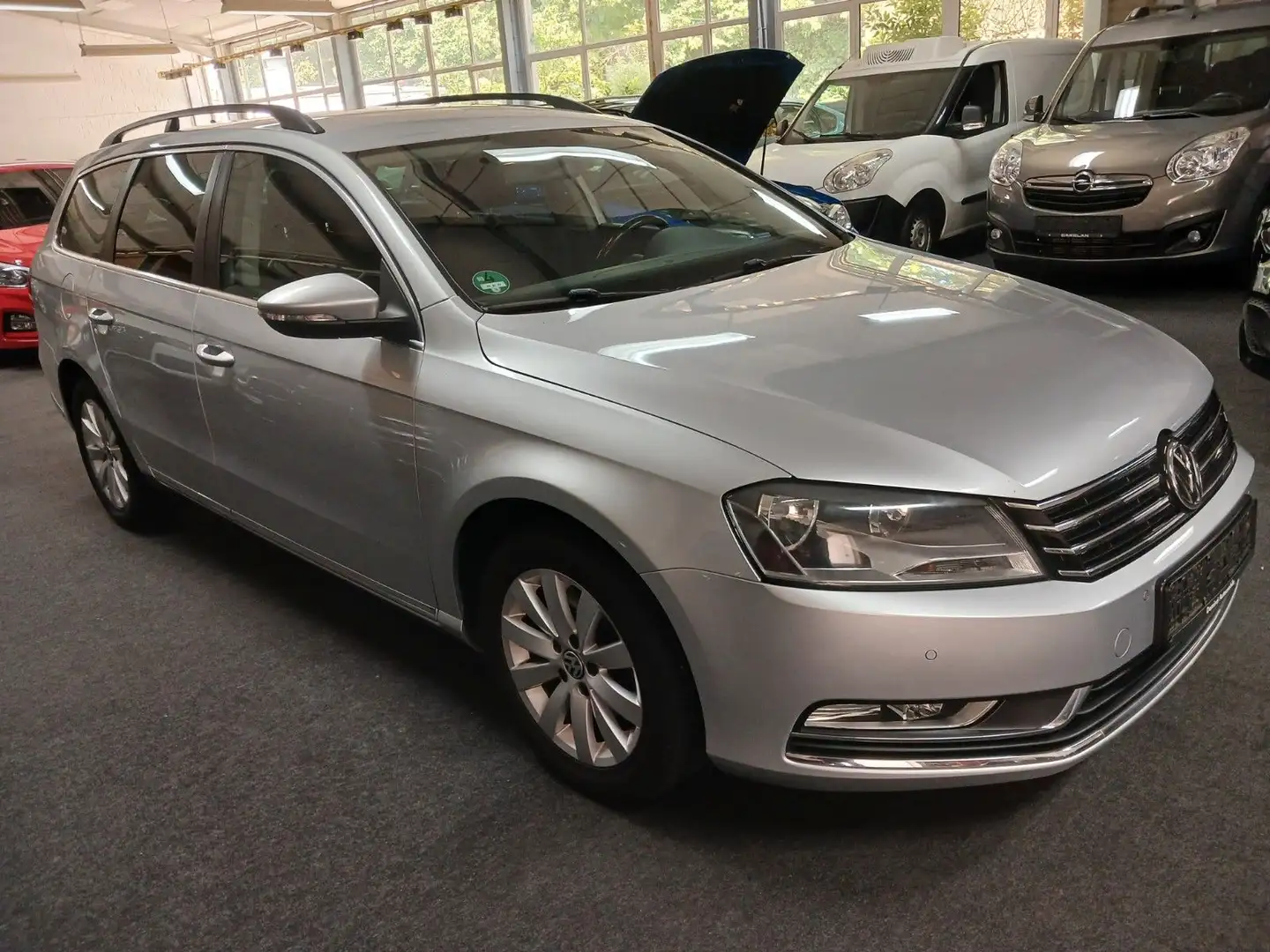 Volkswagen Passat Variant Comfortl AUTOMATIK NAVI ALLWE TÜV Zilver - 2