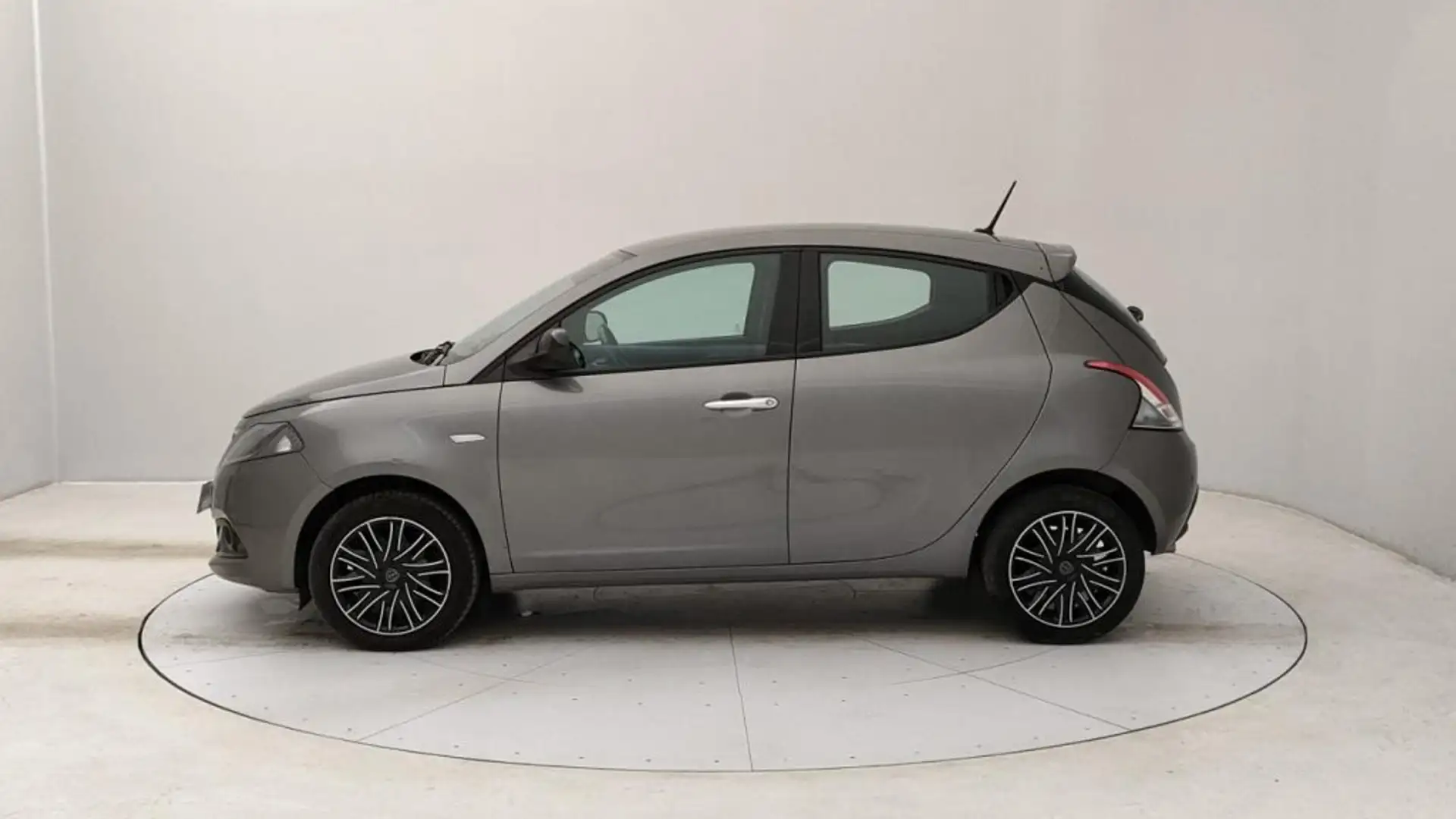 Lancia Ypsilon 1.0 firefly hybrid Gold s&s 70cv 5p.ti Gris - 2