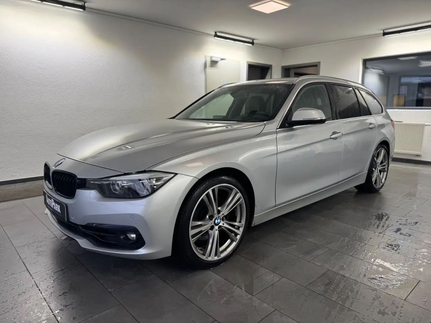 BMW 330 d Touring *Sport Line* Shadow*AHK*LED* Silber - 2