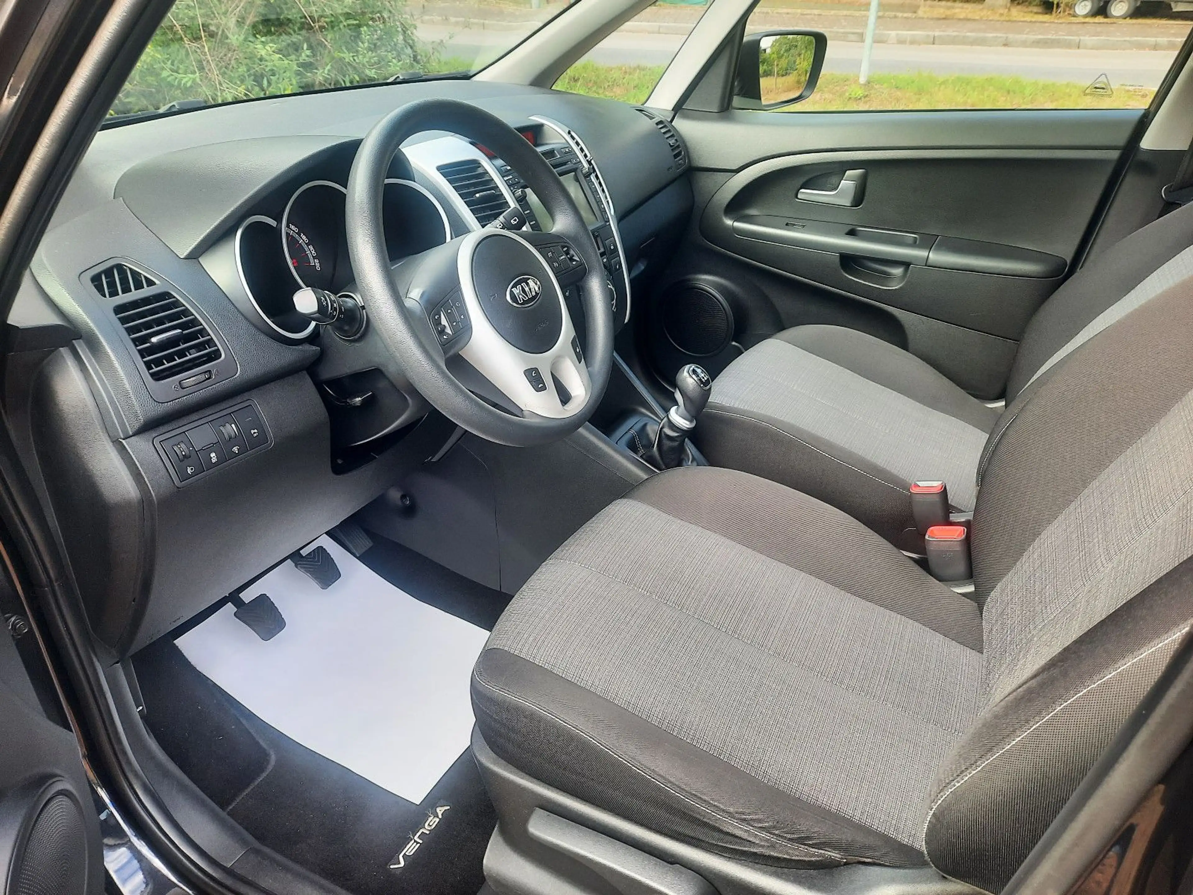 Kia Venga 1.6 CRDi Business Line — photo 14