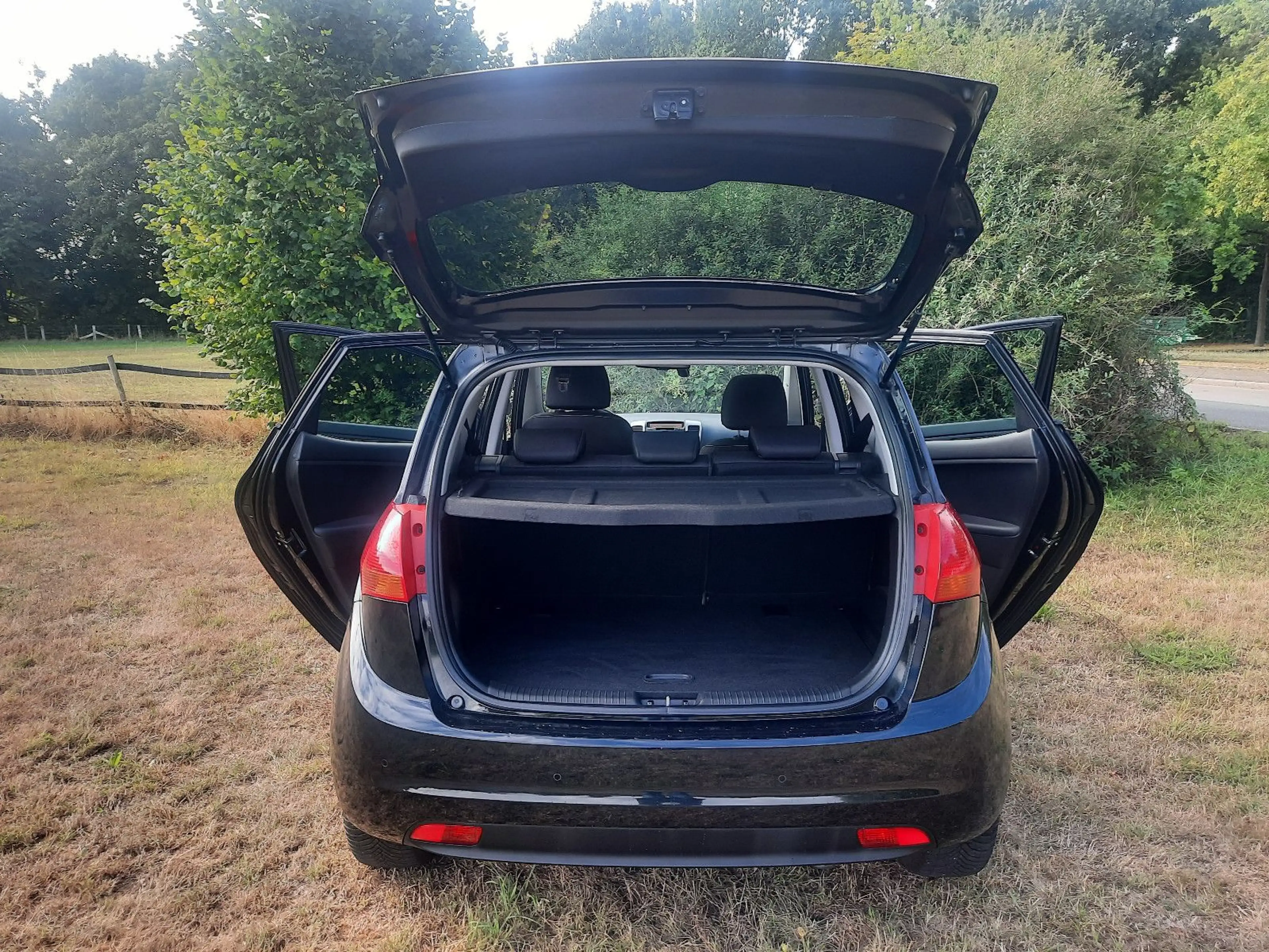 Kia Venga 1.6 CRDi Business Line — photo 11