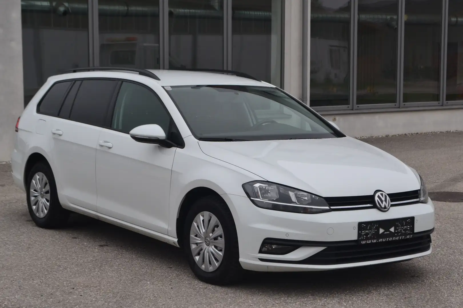 Volkswagen Golf Variant Kombi in Weiß gebraucht in Wels für € 13 699