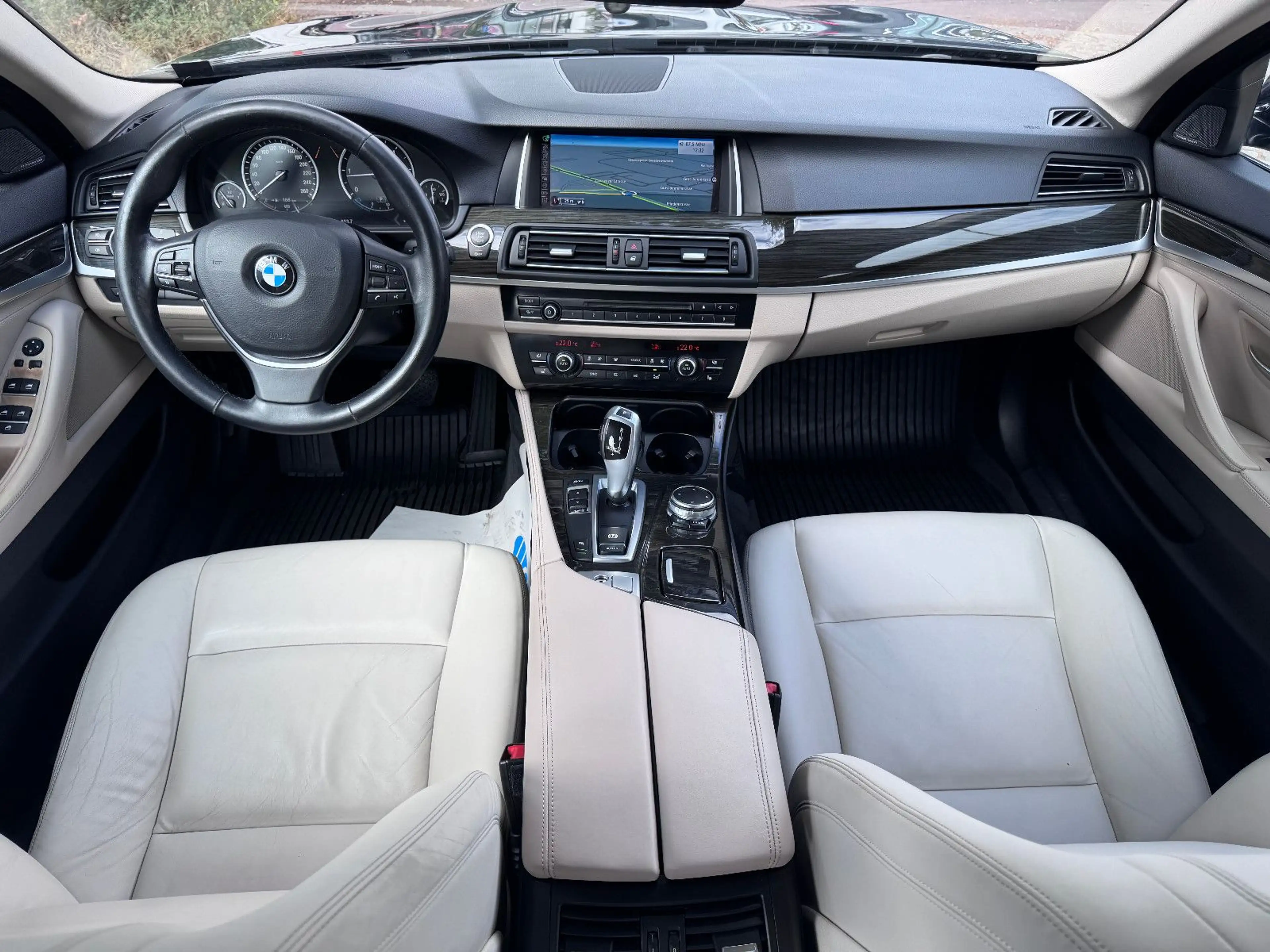BMW 520 Touring*LUXURY*LOGIC 7*LEDER*PDC*HEAD UP* — photo 2