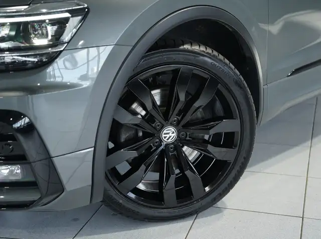 Volkswagen Tiguan view 3