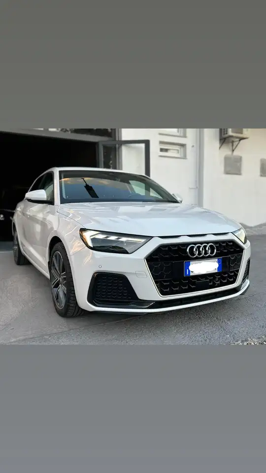 Audi A1 Sportback 35 1.5 tfsi Identity Black s-tronic — photo 1 of 15