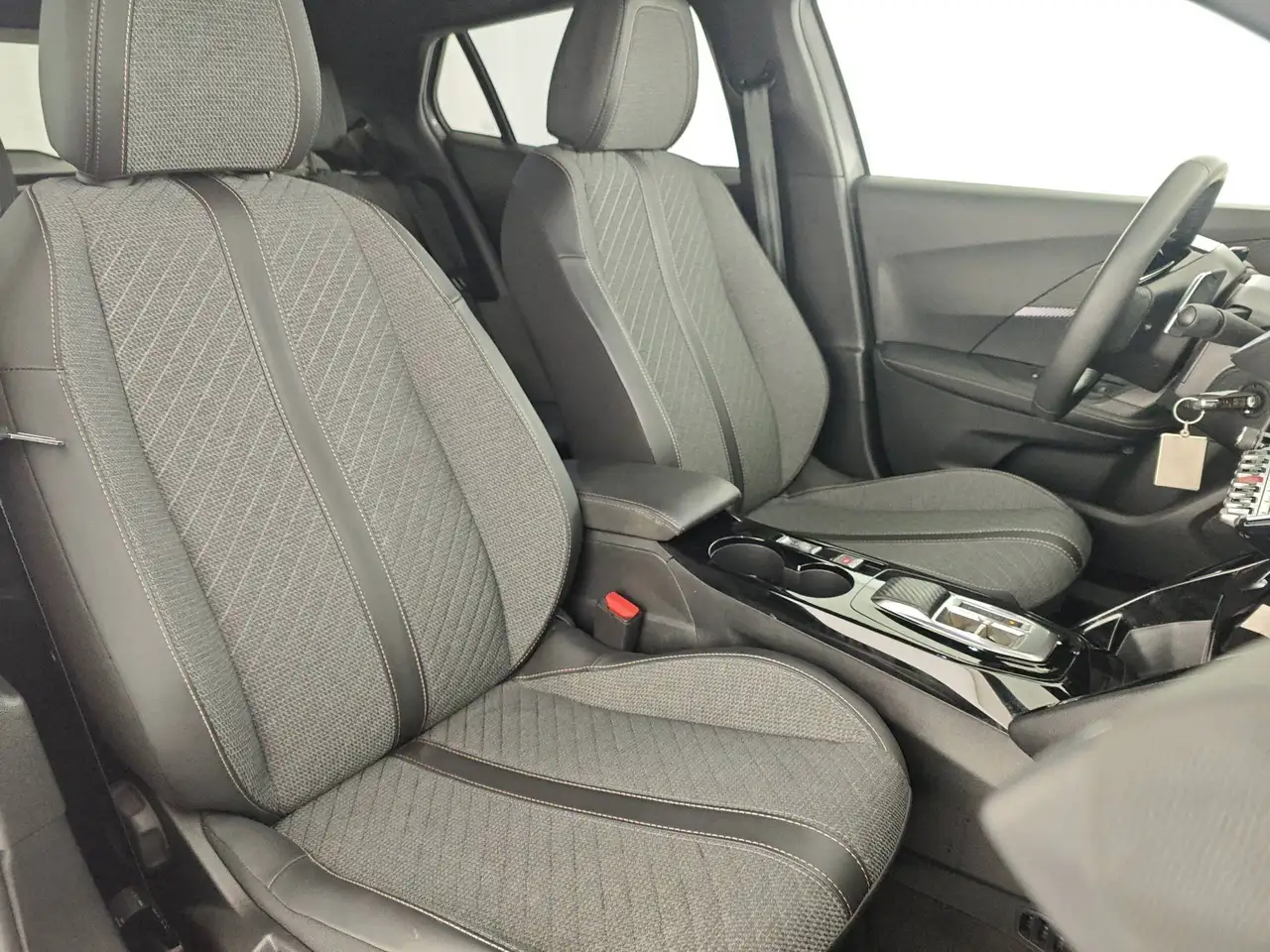 Peugeot 2008 1.2 hybrid Style 145cv e-dcs6, миниатюра 10