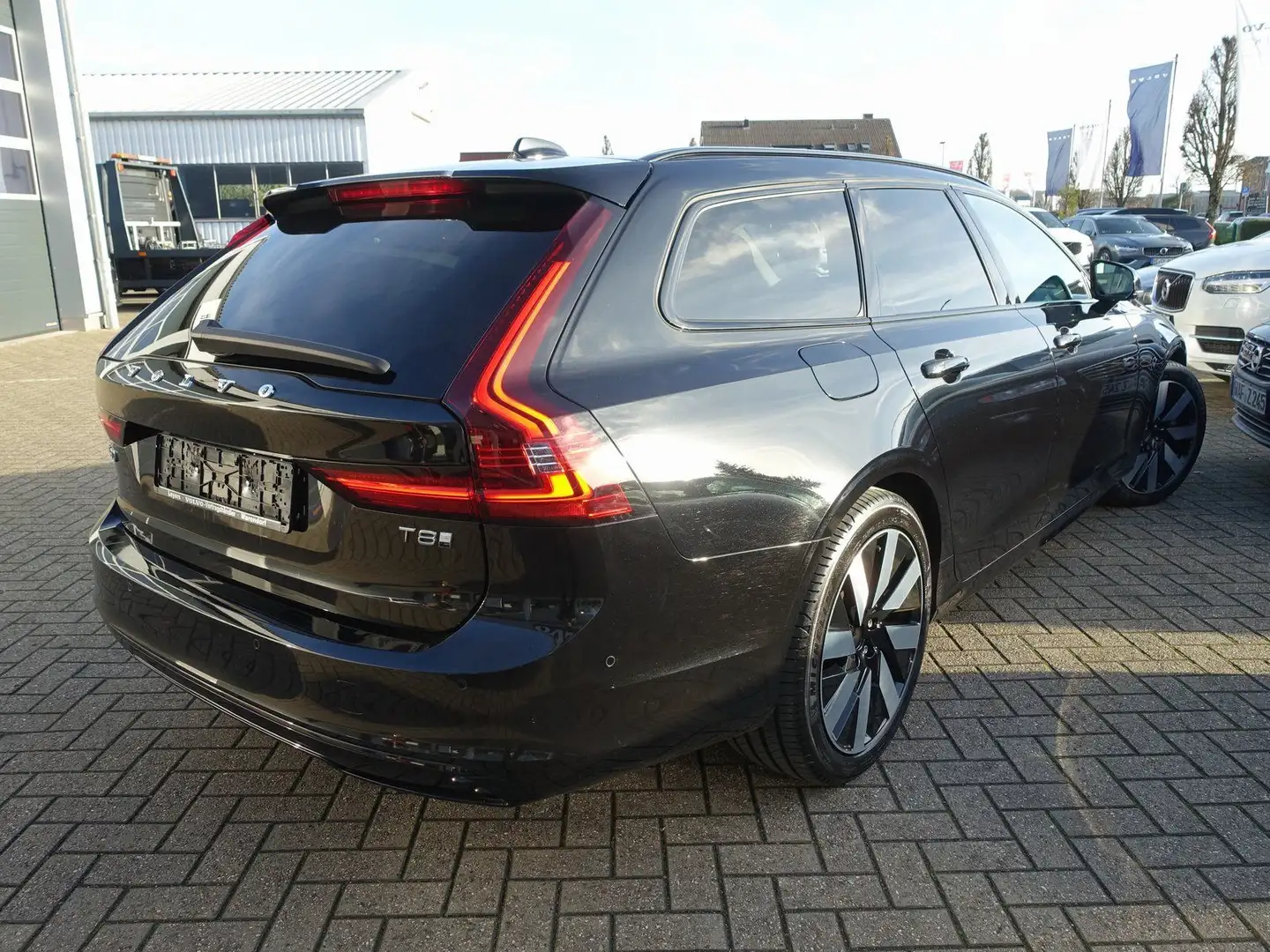 Volvo V90 Ultra T8 AWD Plug-in/H&K/Head-UP/360°/Pano Schwarz - 2
