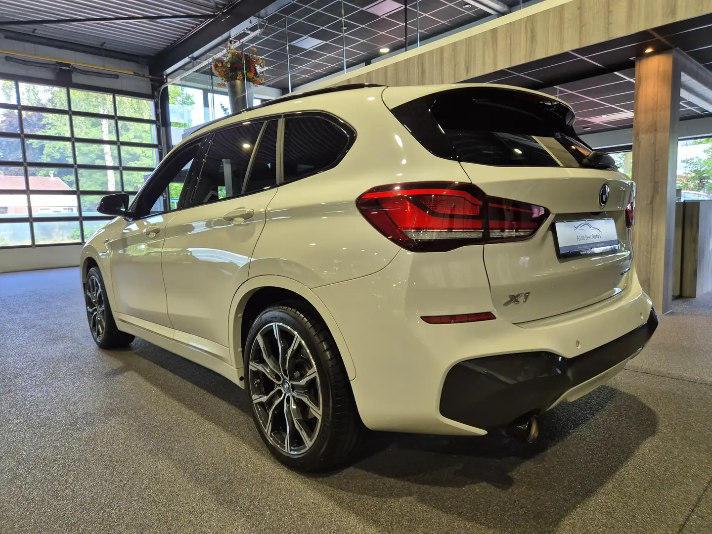 BMW X1 xDrive25e High Executive M-sport Groot Navi | Pano White - 2