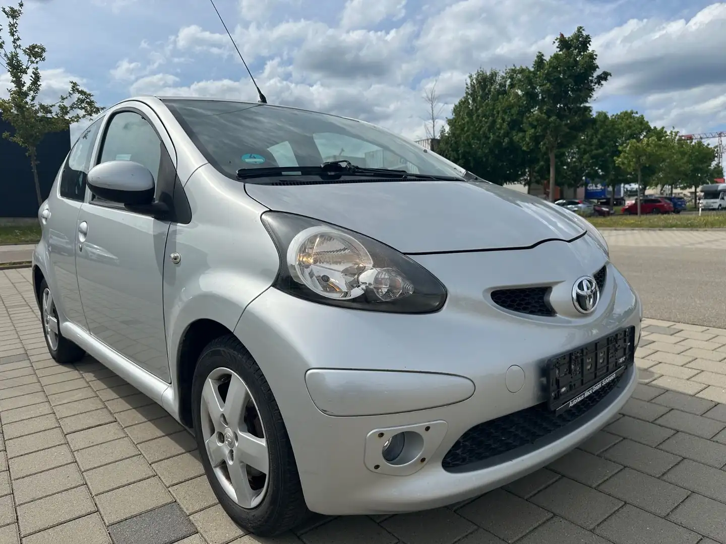 Toyota Aygo AYGO Club*KLIMA*AUTOMATIC*ALU*TÜV*5 TRG* Silber - 1