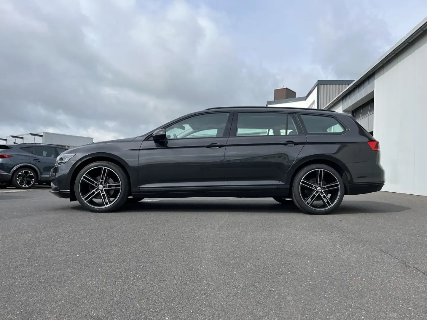 Volkswagen Passat Variant 2.0 TDI DSG R-Line Optik 156€ m. 20% Anzahlung S Šedá - 2