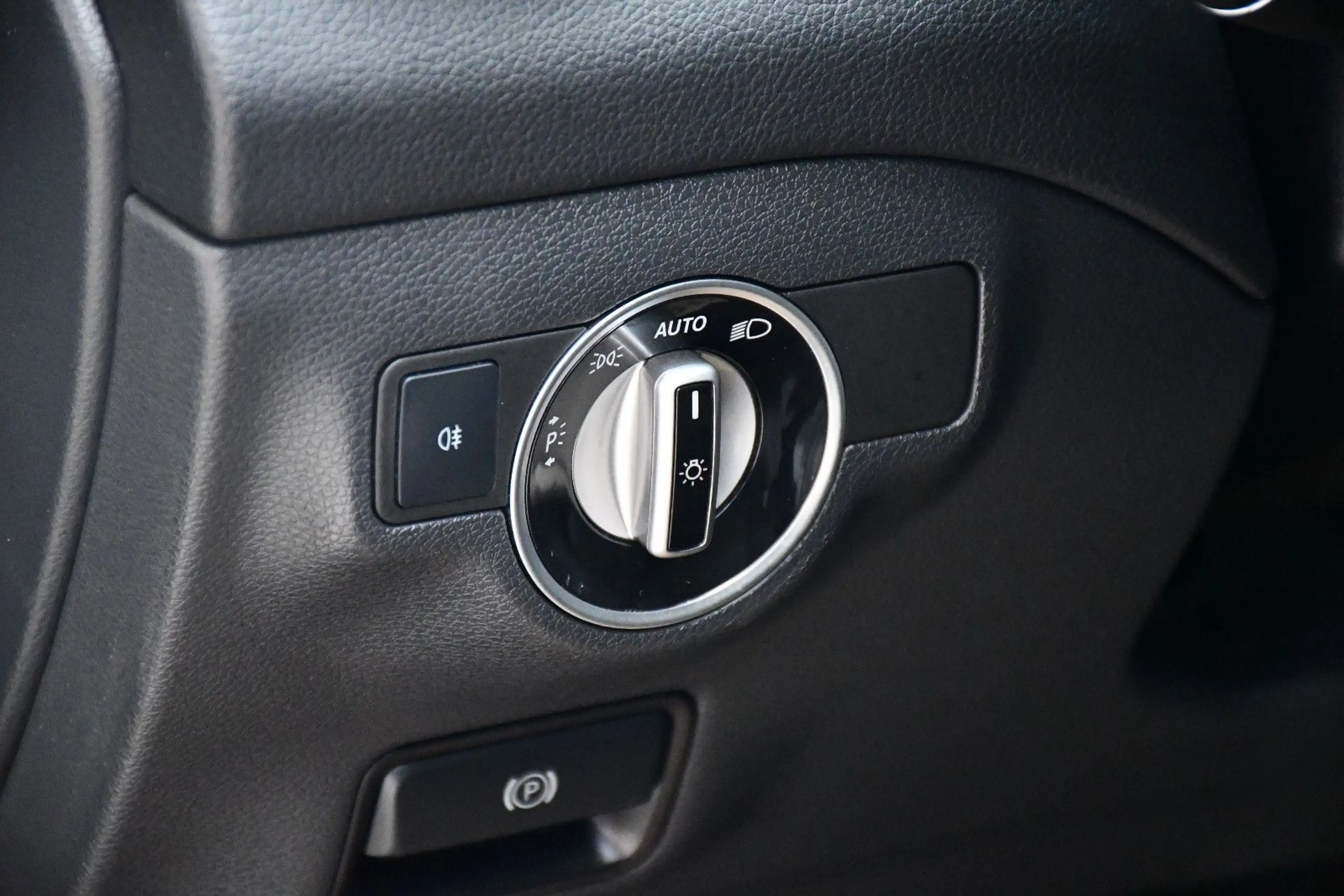 Mercedes-Benz GLA 180 Automatik AMG-Line DAB Navi LED — photo 9