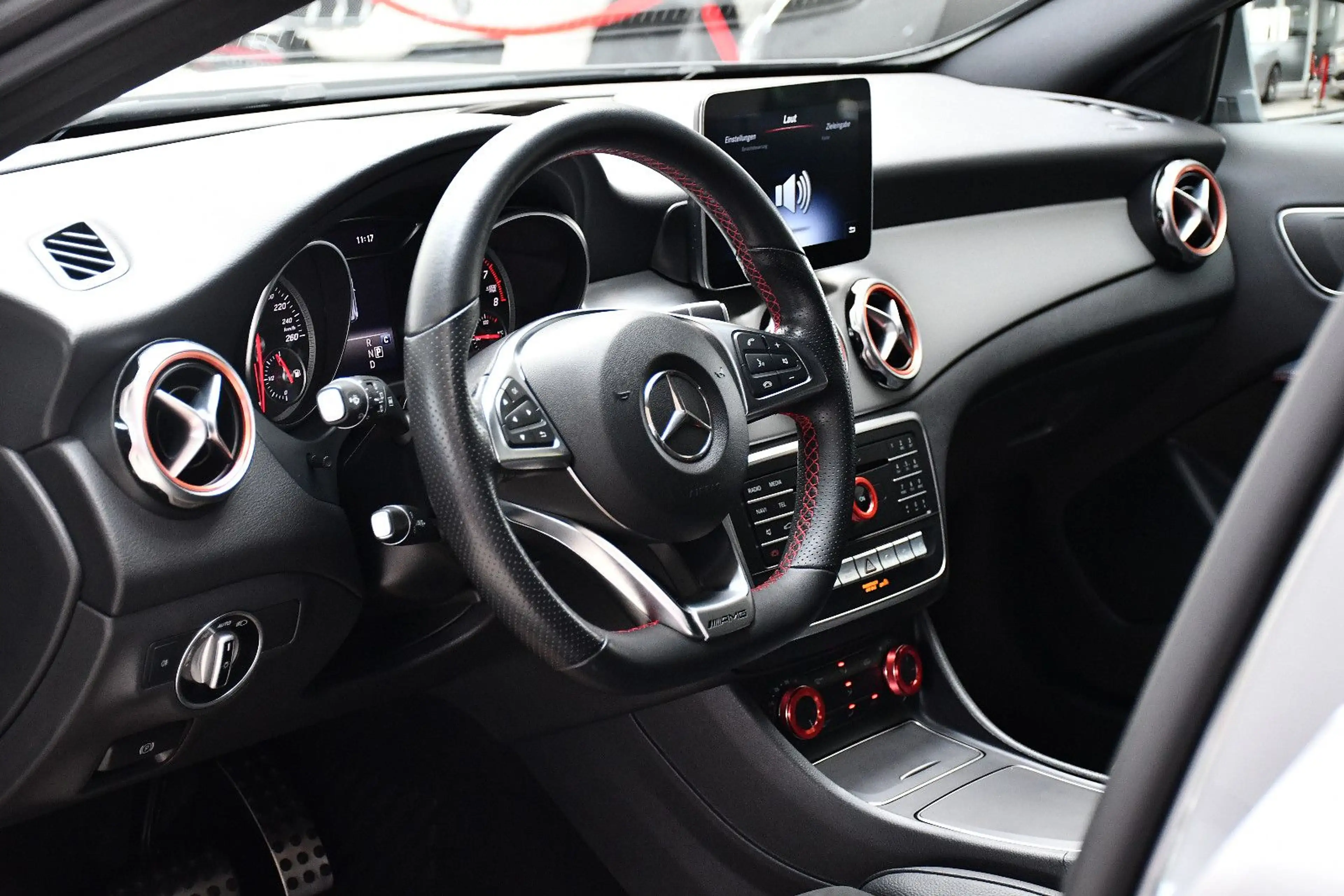 Mercedes-Benz GLA 180 Automatik AMG-Line DAB Navi LED — photo 10