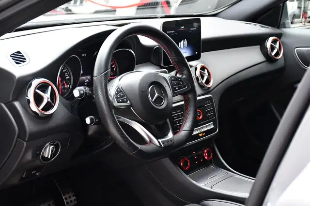 Mercedes-Benz GLA view 10