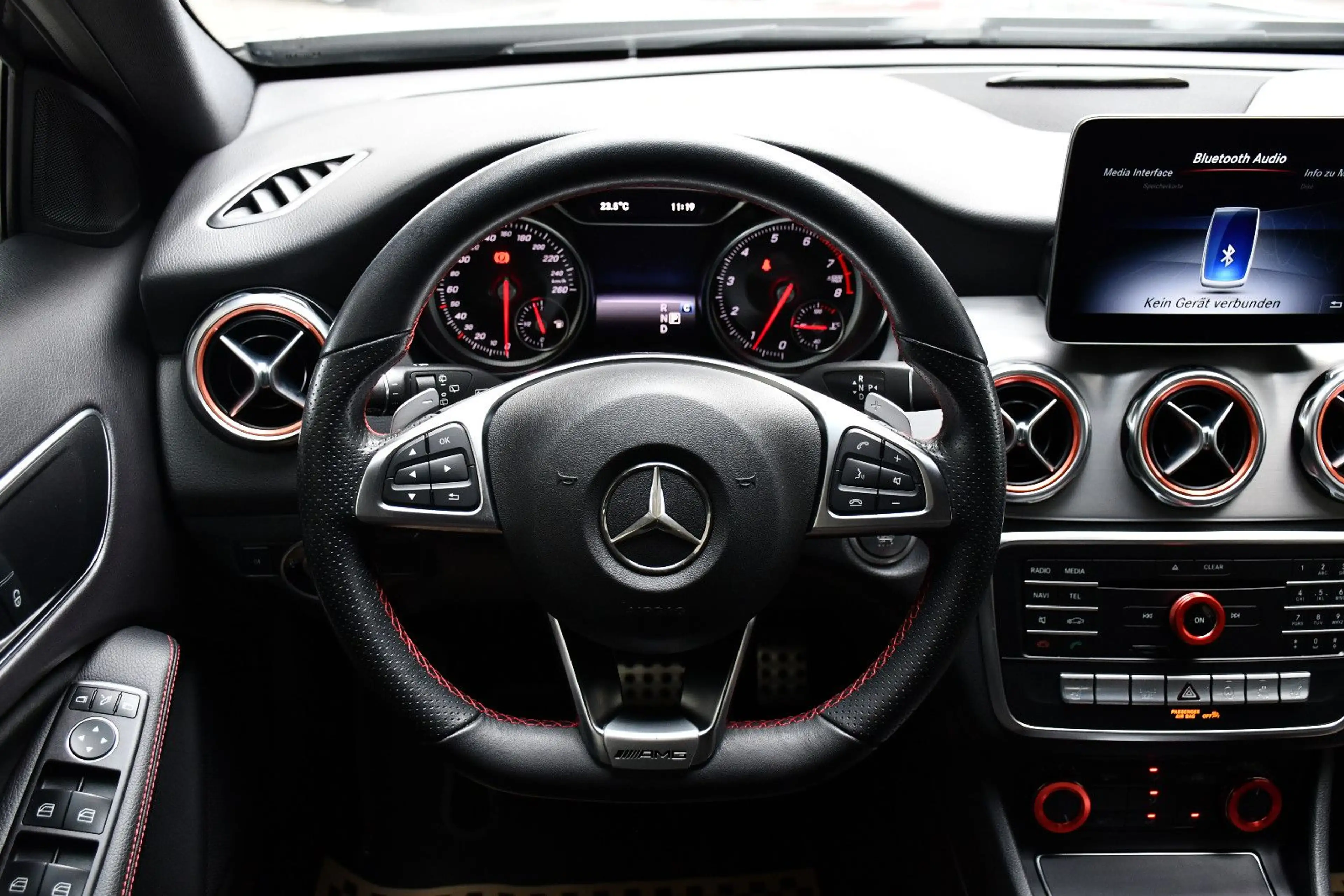 Mercedes-Benz GLA 180 Automatik AMG-Line DAB Navi LED — photo 12