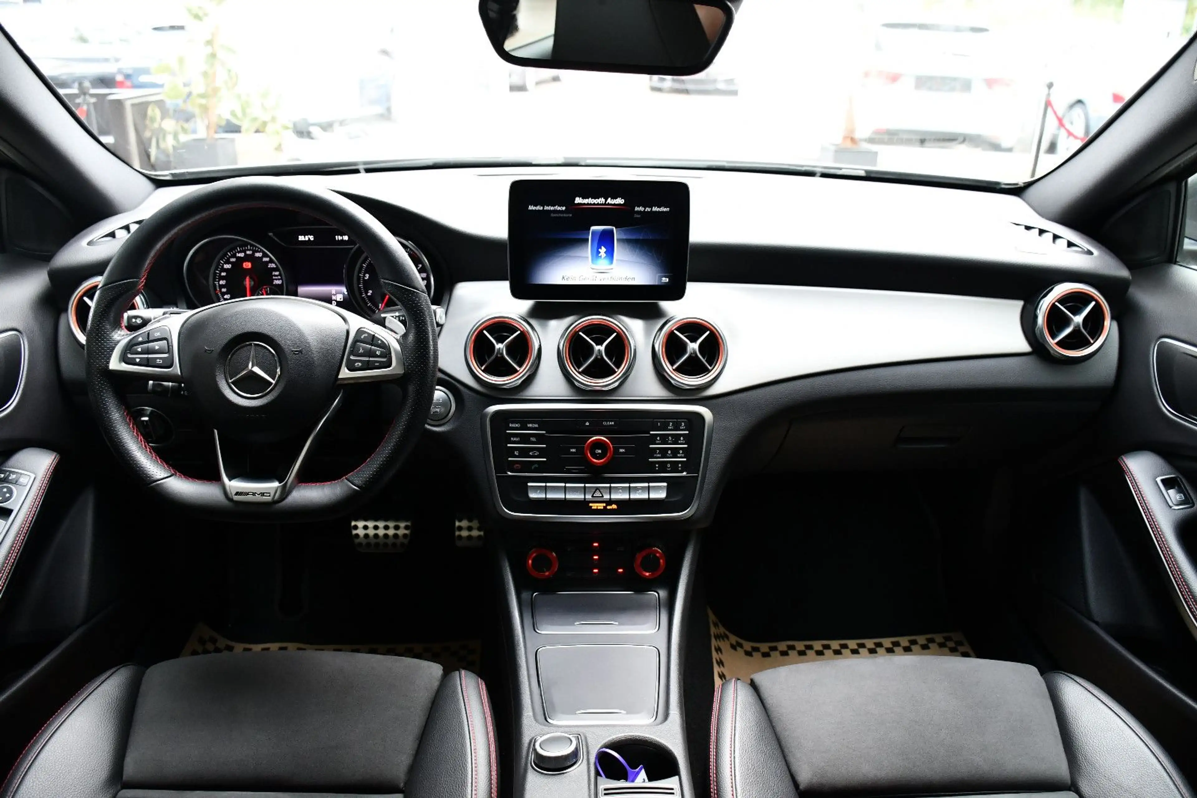 Mercedes-Benz GLA 180 Automatik AMG-Line DAB Navi LED — photo 11
