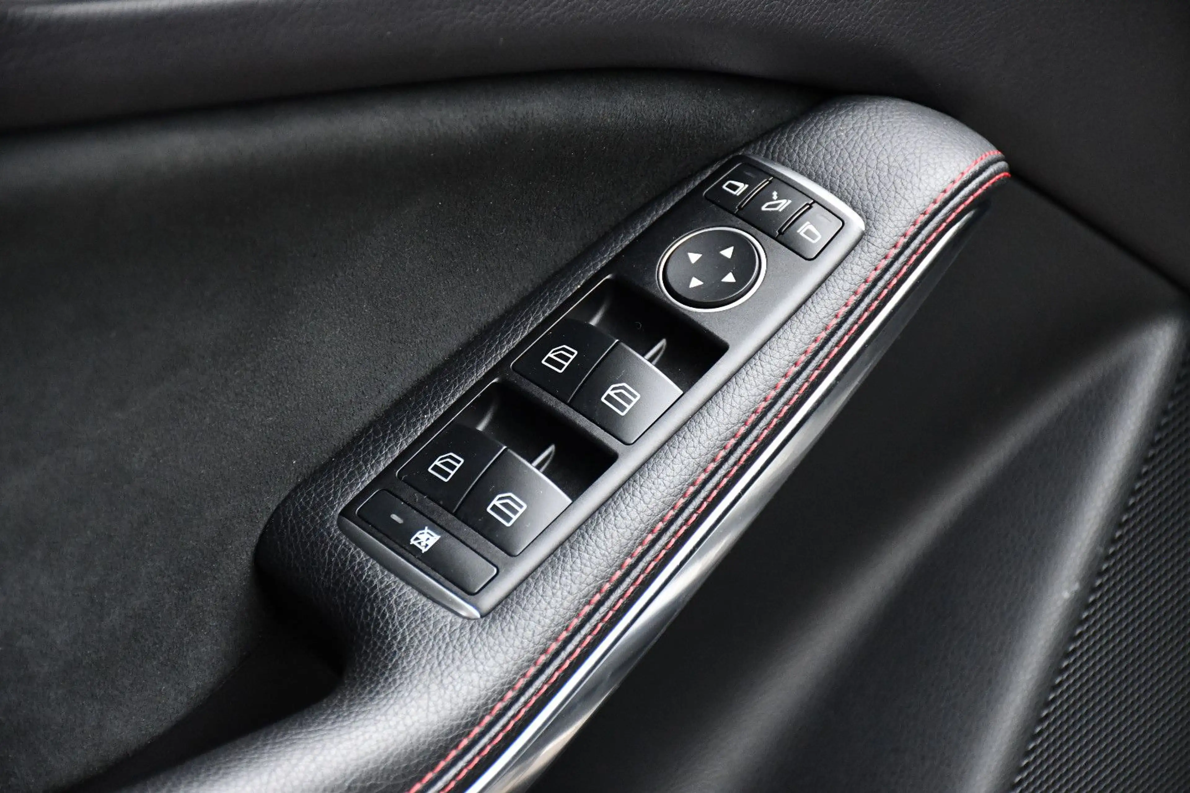 Mercedes-Benz GLA 180 Automatik AMG-Line DAB Navi LED — photo 8