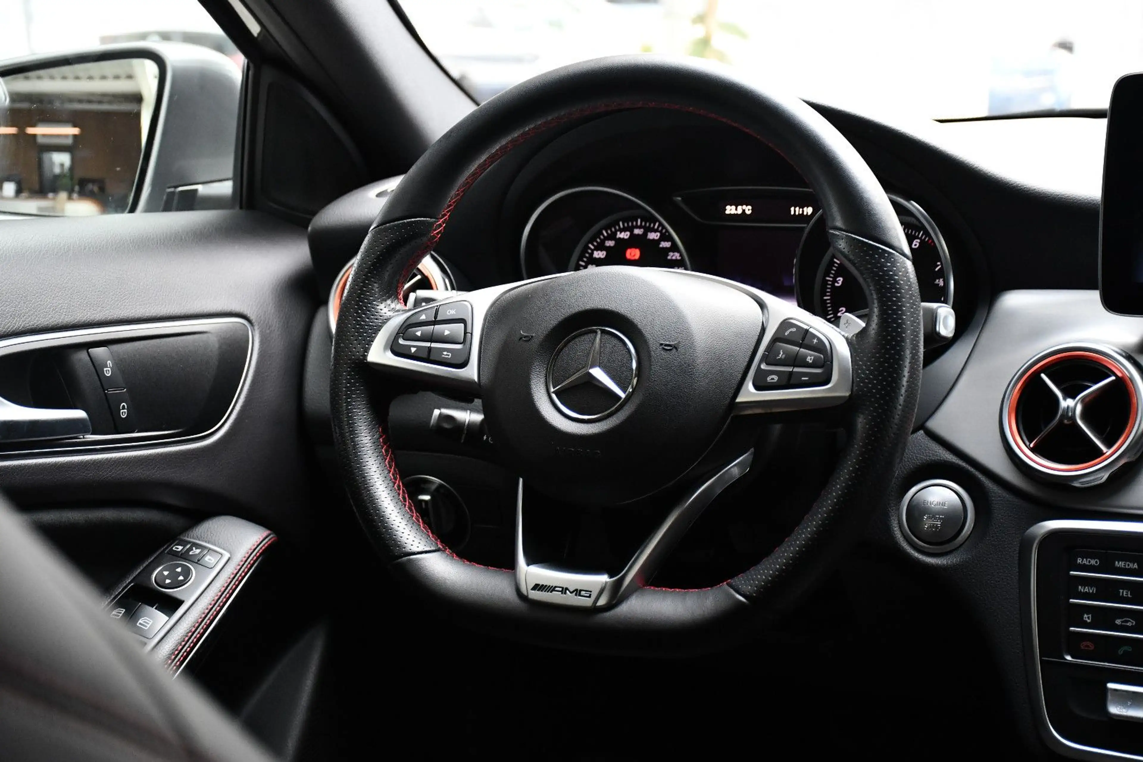 Mercedes-Benz GLA 180 Automatik AMG-Line DAB Navi LED — photo 13