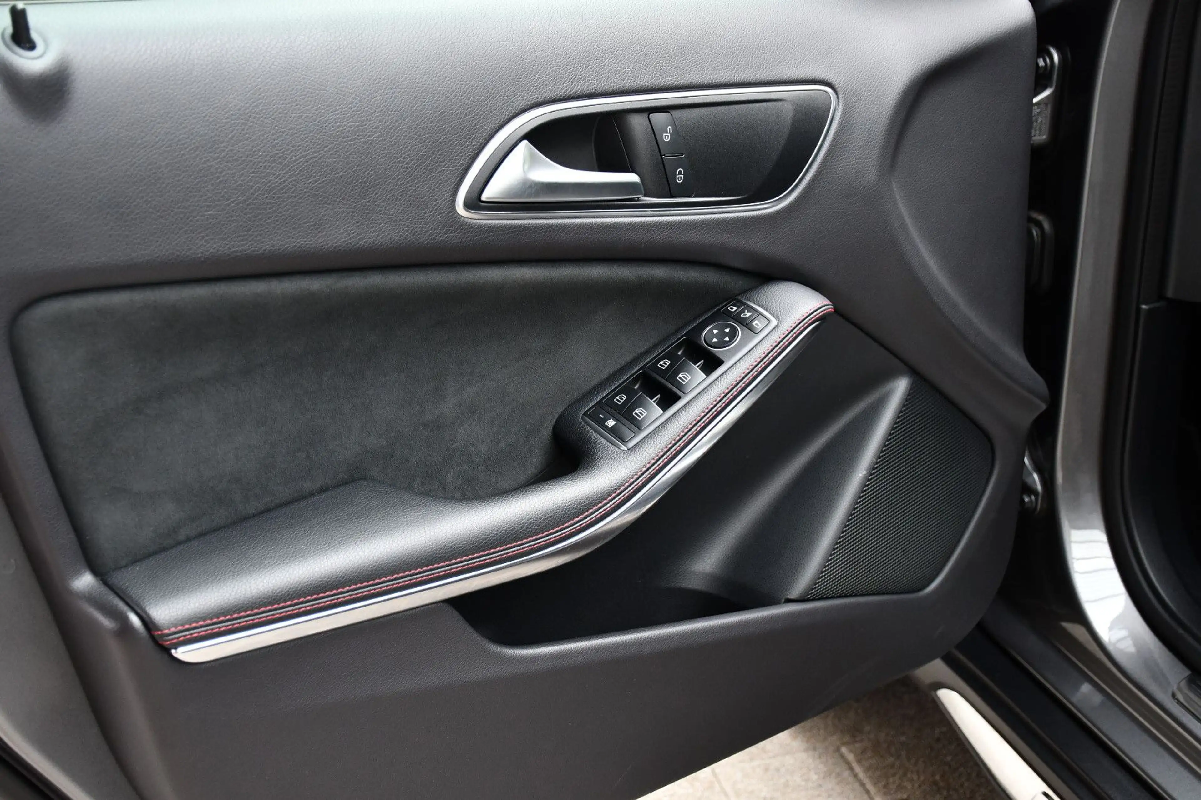 Mercedes-Benz GLA 180 Automatik AMG-Line DAB Navi LED — photo 7