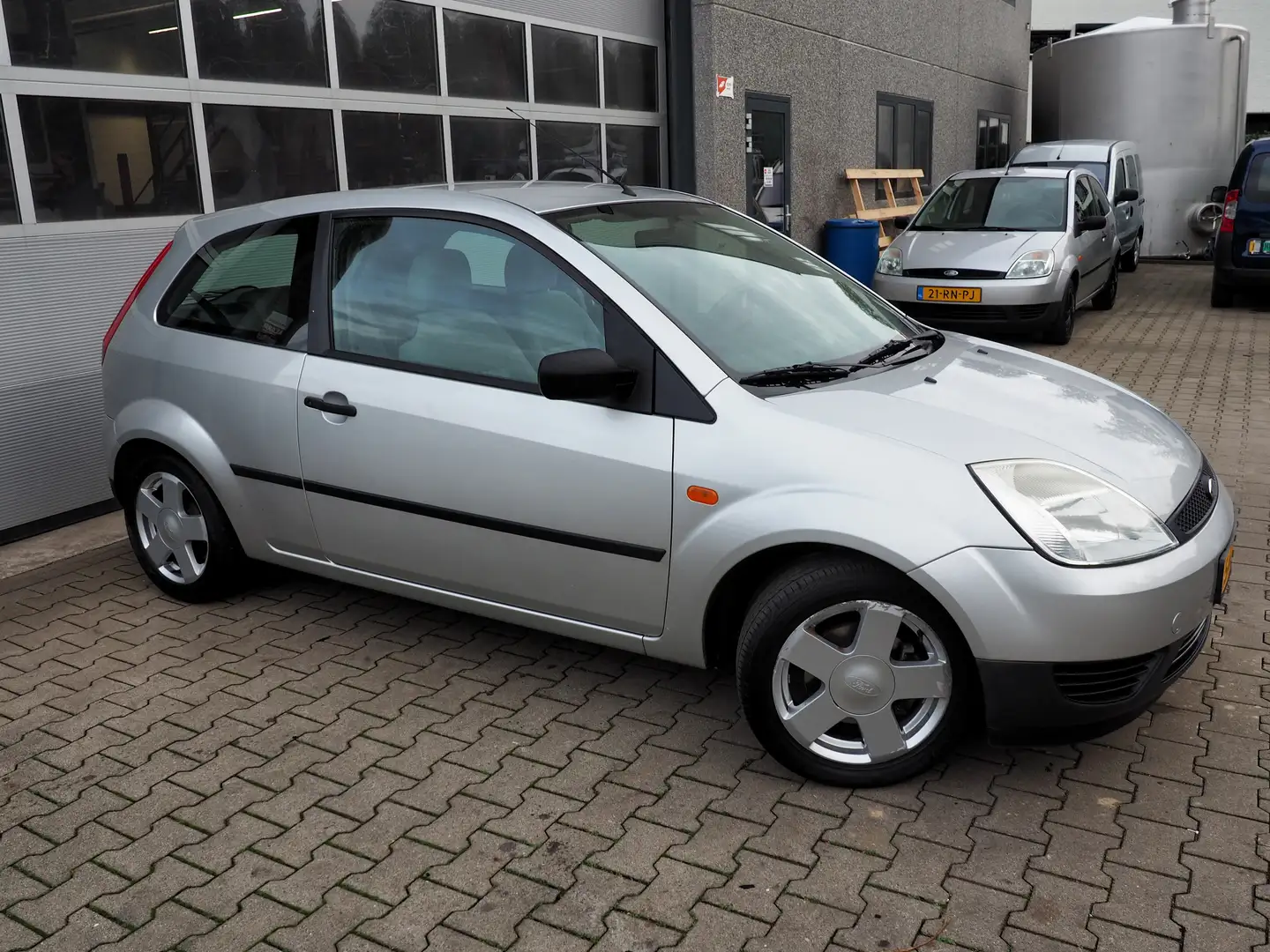 Ford Fiesta 1.25 16V Ambiente AIRCO ELEKTRISCH PAKKET LM VELGE Grijs - 1