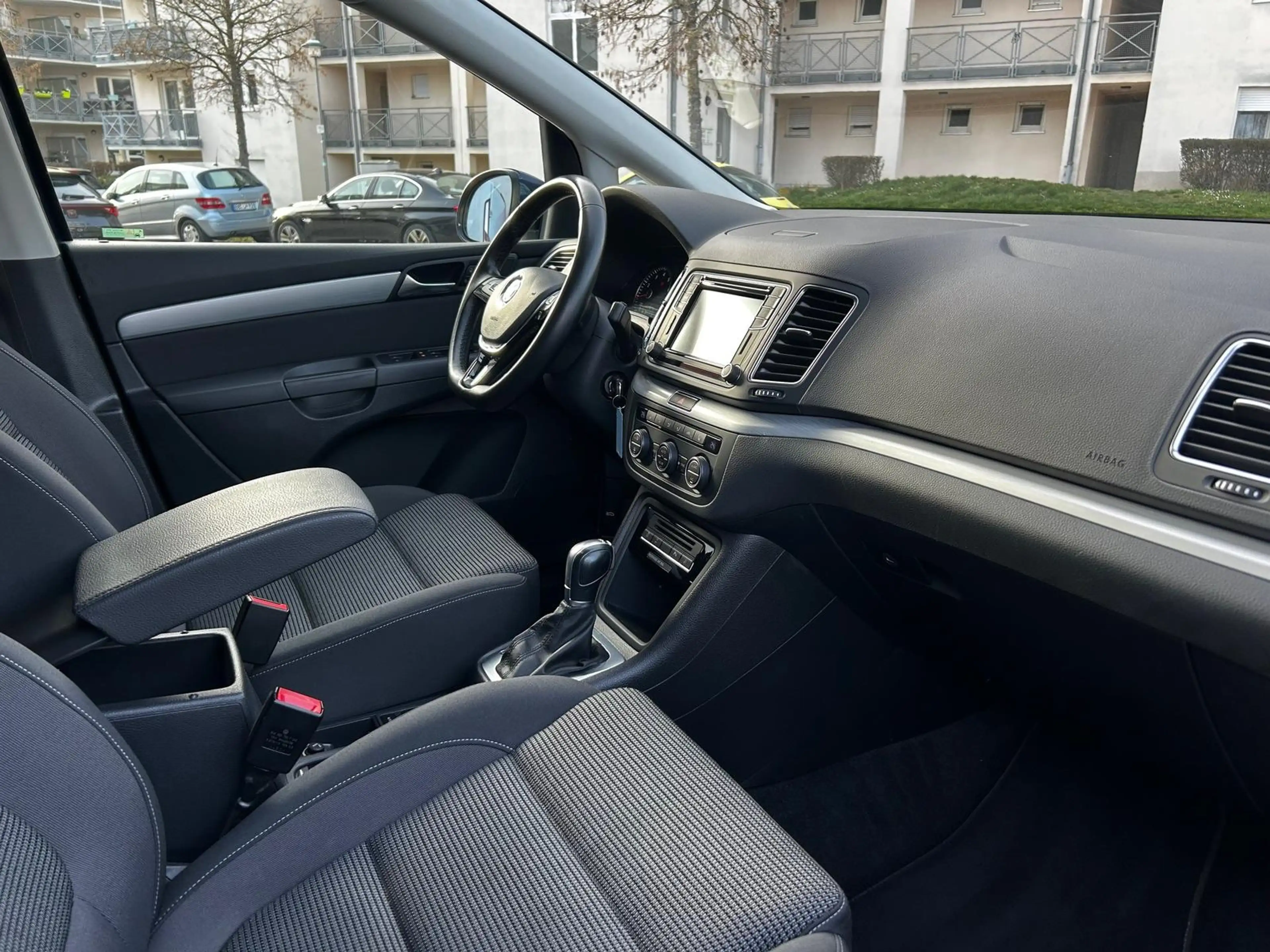 Volkswagen Sharan 1.4TSI DSG 7-Sitzer Navi SHZ PDC — photo 9