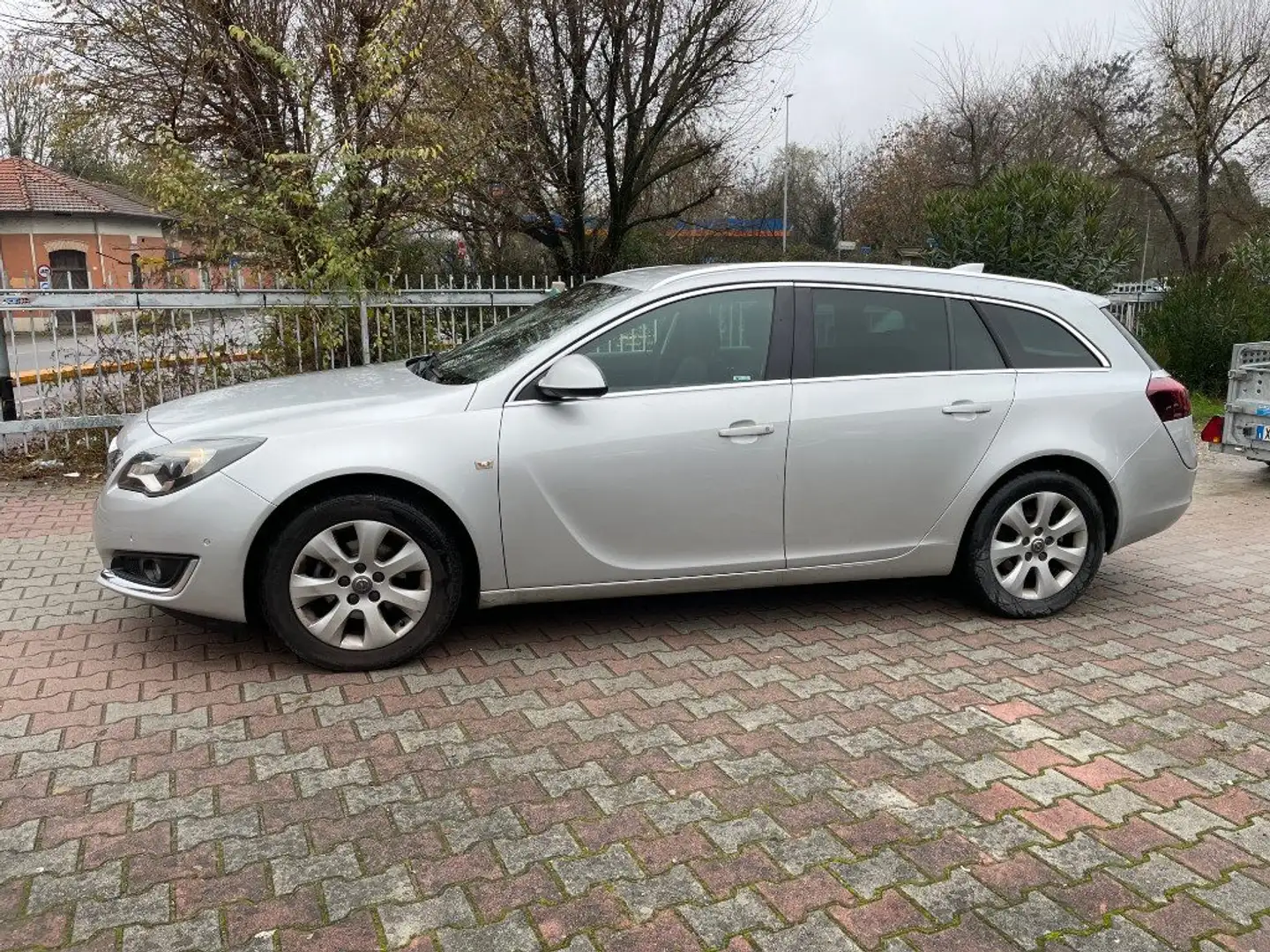Opel Insignia 1.6 CDTI 136CV Sports Tourer aut. Cosmo Srebrny - 2