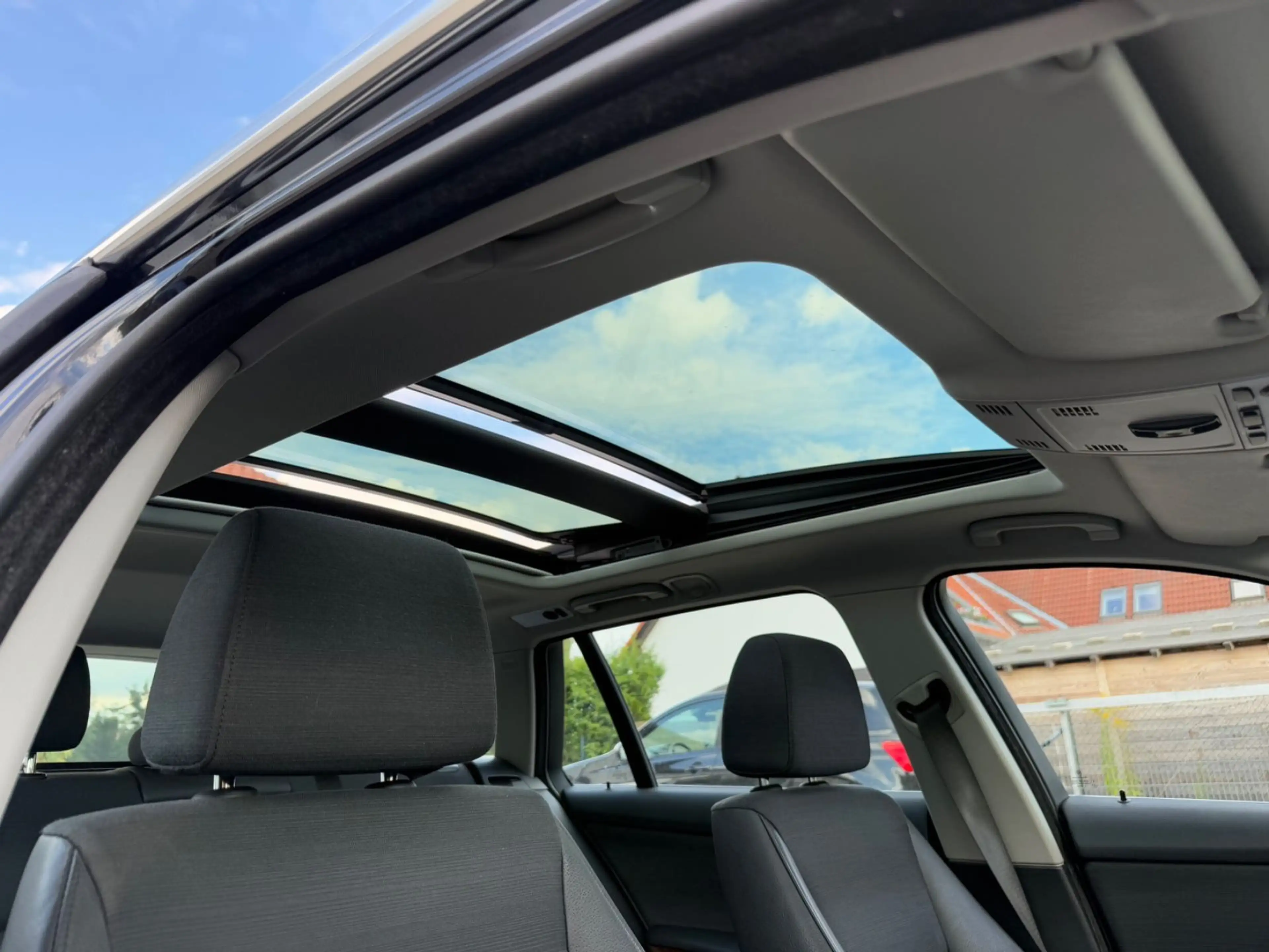 BMW 325 i Touring/Automatik/Panorama/Xenon/Teilleder — photo 12