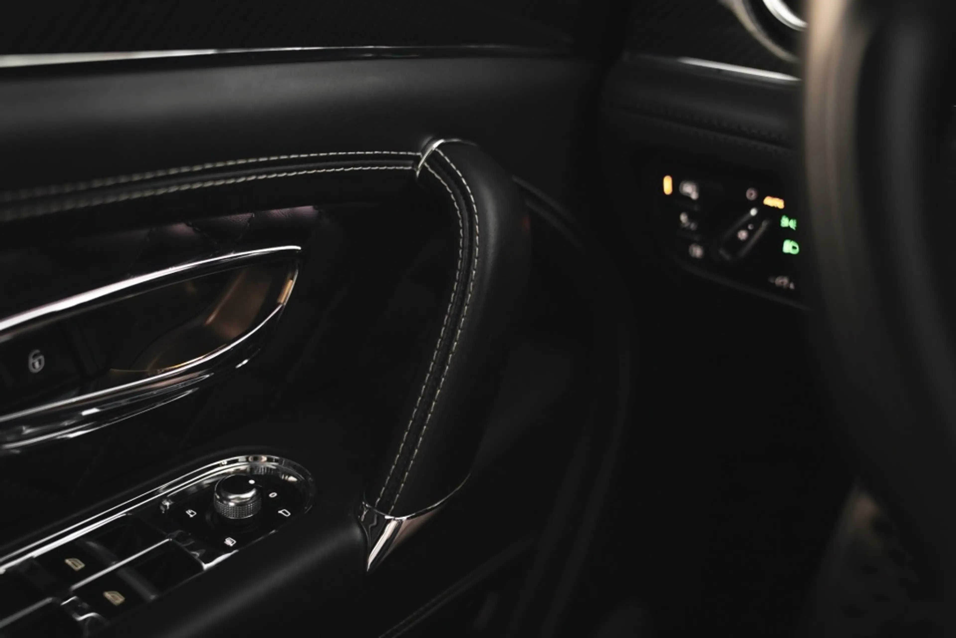 Bentley Bentayga 4.0 V8 Pano, nightvision, softclose, touring pack, — photo 46