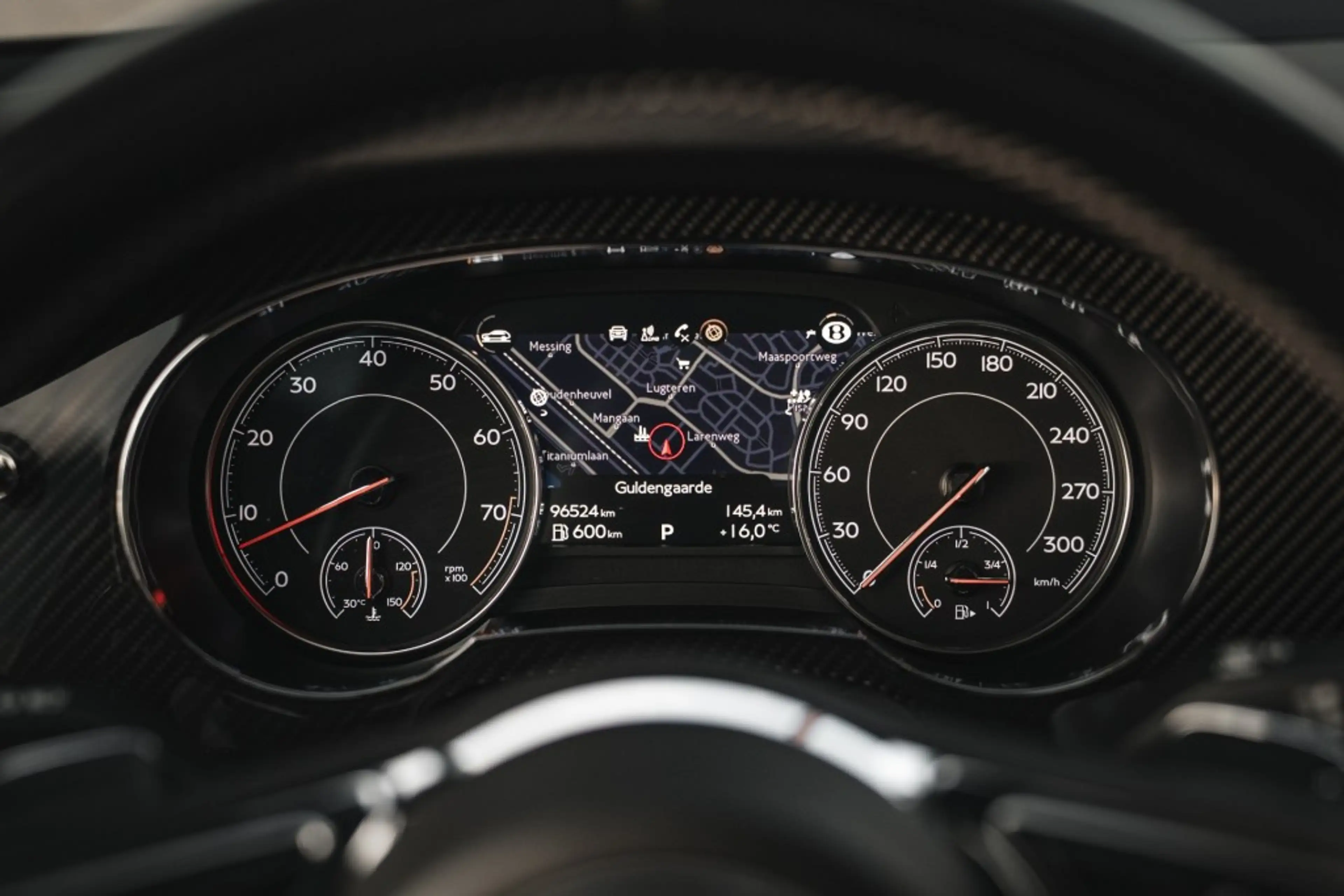Bentley Bentayga 4.0 V8 Pano, nightvision, softclose, touring pack, — photo 29
