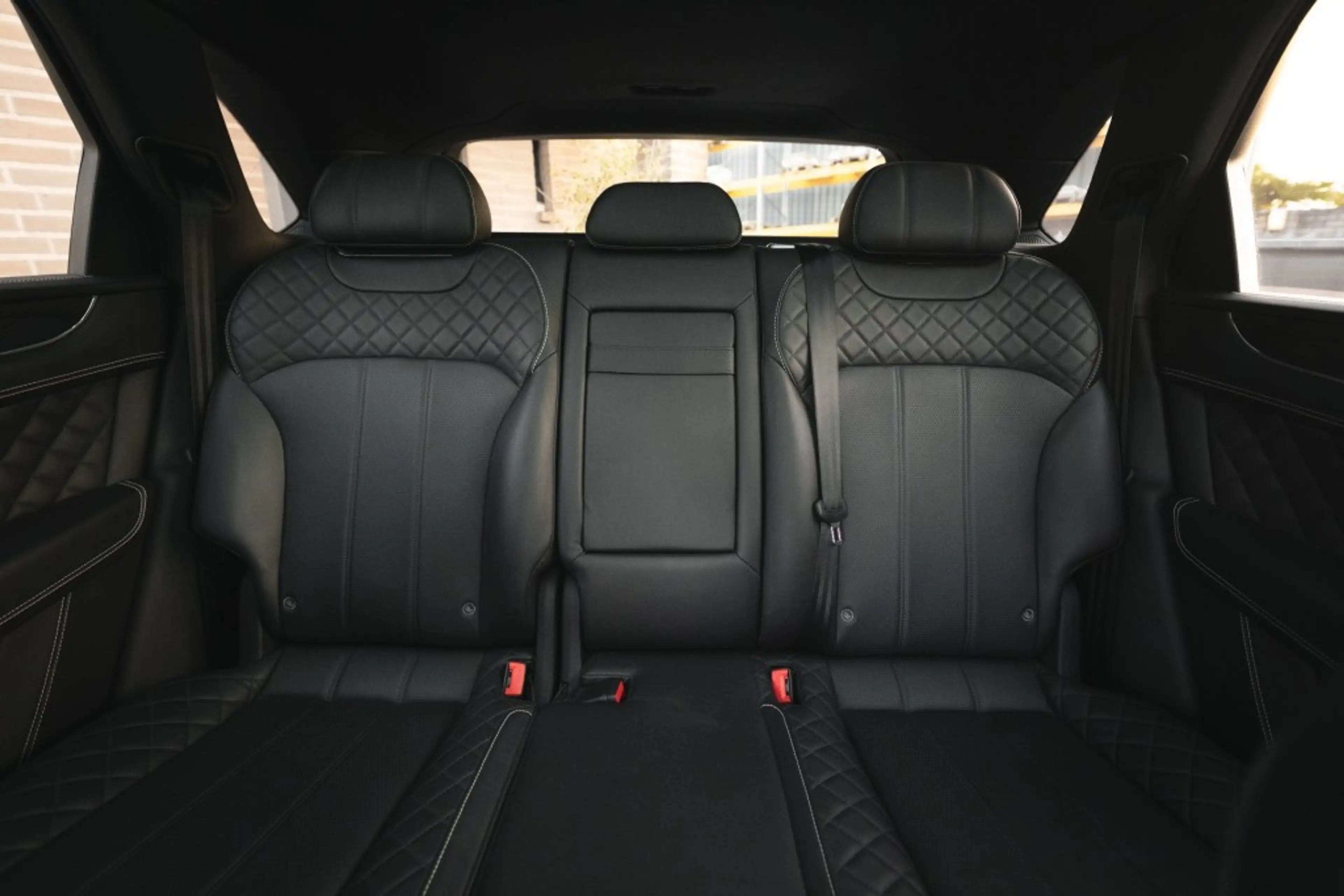Bentley Bentayga 4.0 V8 Pano, nightvision, softclose, touring pack, — photo 13
