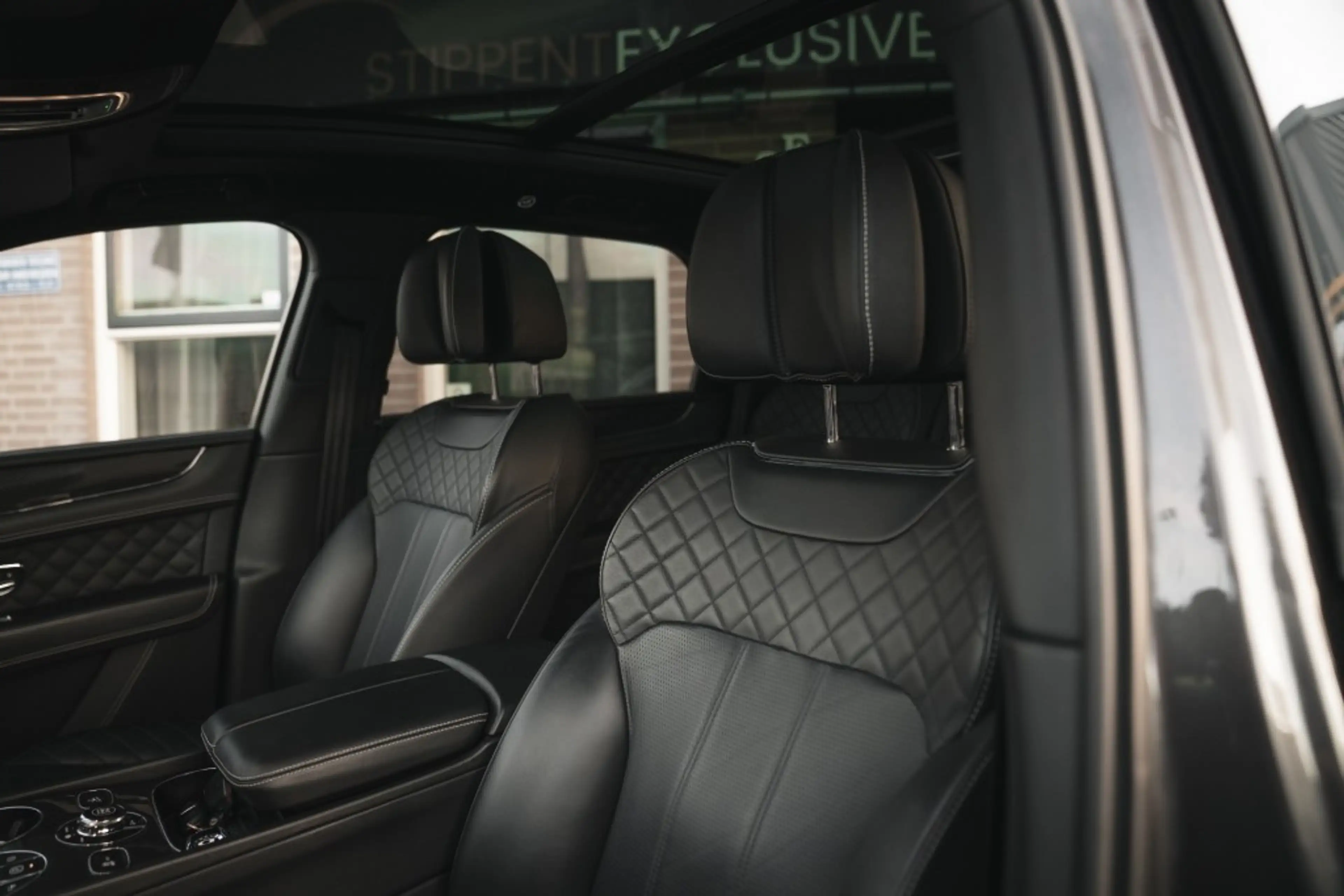 Bentley Bentayga 4.0 V8 Pano, nightvision, softclose, touring pack, — photo 48