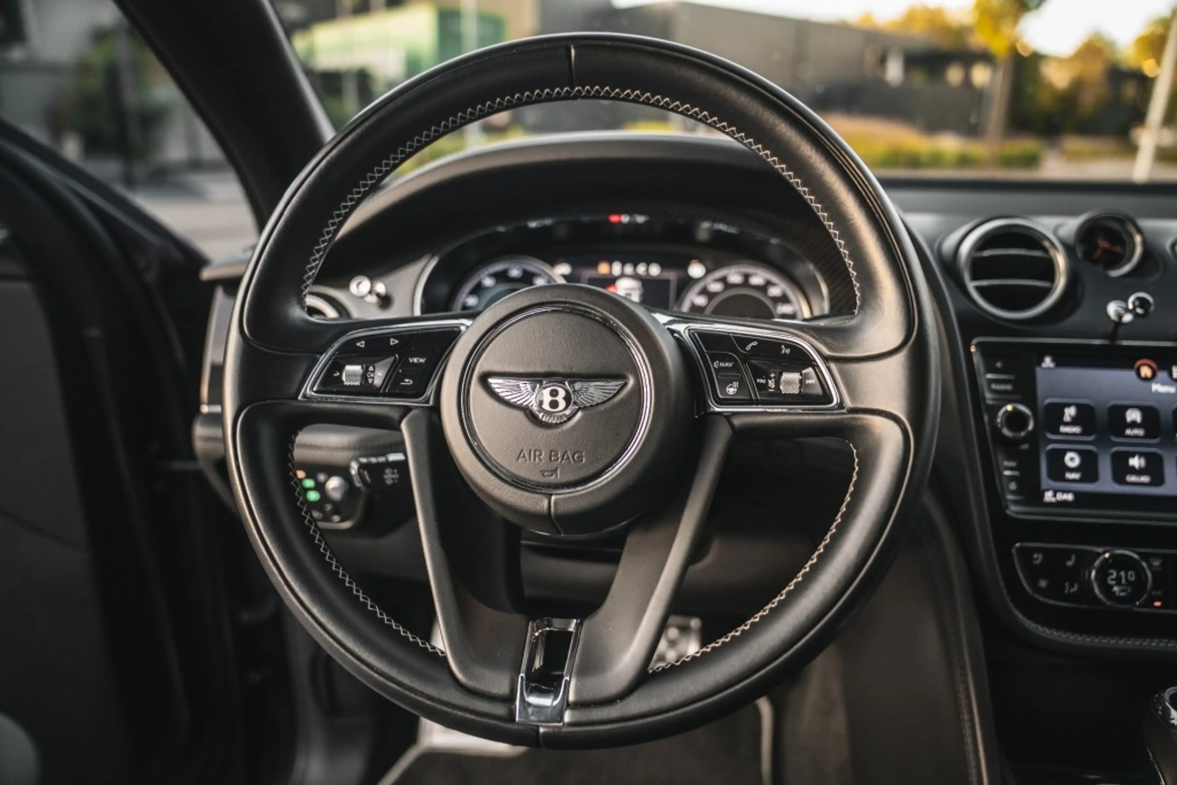 Bentley Bentayga 4.0 V8 Pano, nightvision, softclose, touring pack, — photo 22