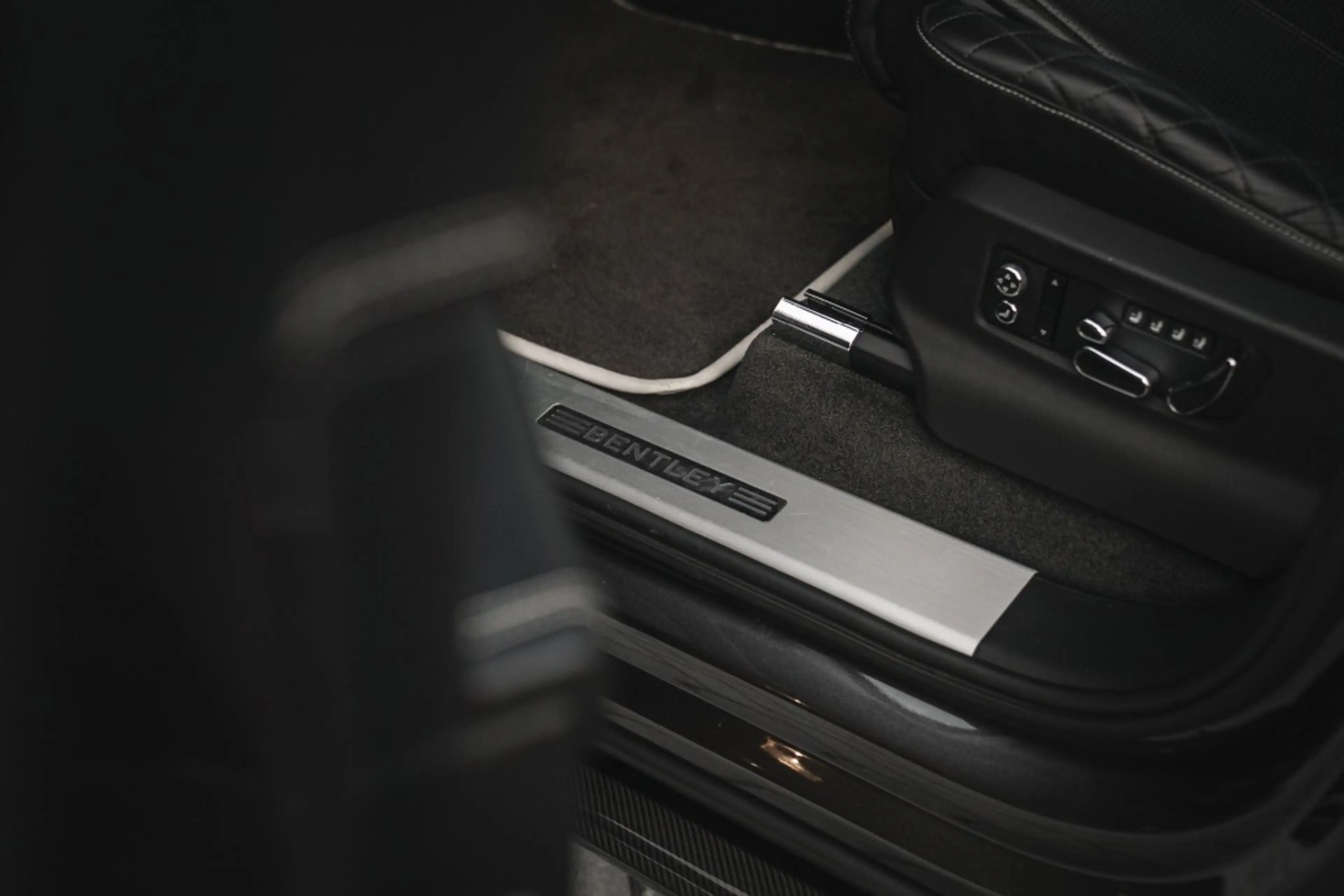 Bentley Bentayga 4.0 V8 Pano, nightvision, softclose, touring pack, — photo 14