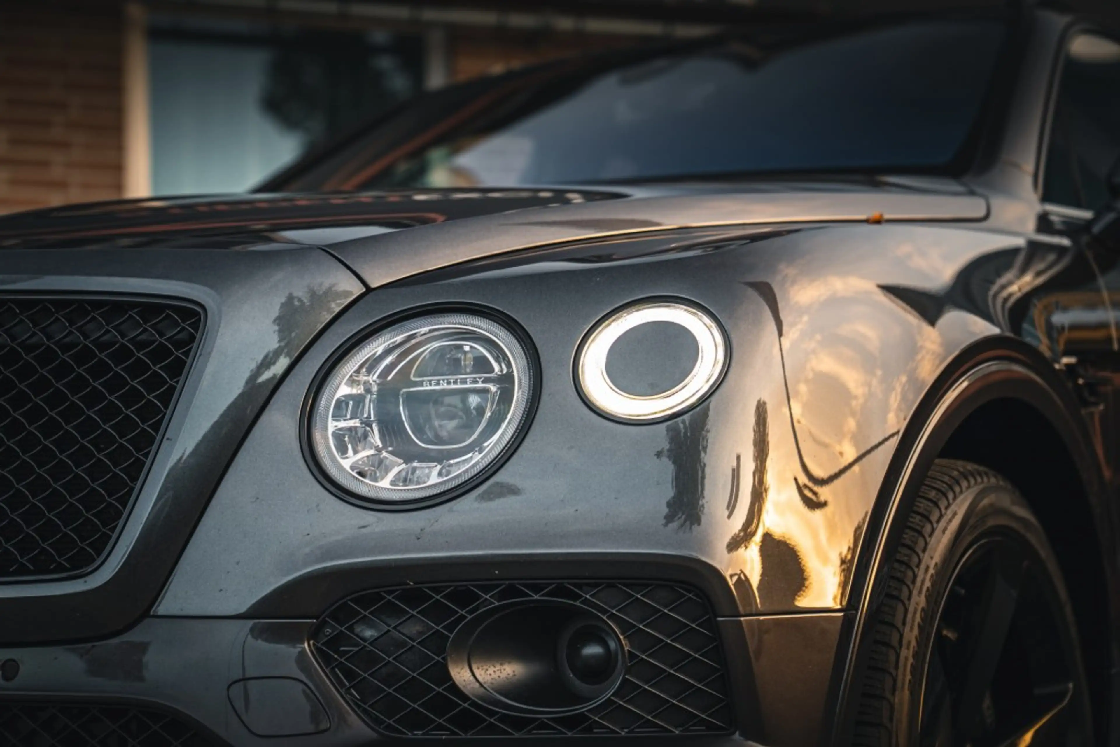 Bentley Bentayga 4.0 V8 Pano, nightvision, softclose, touring pack, — photo 3