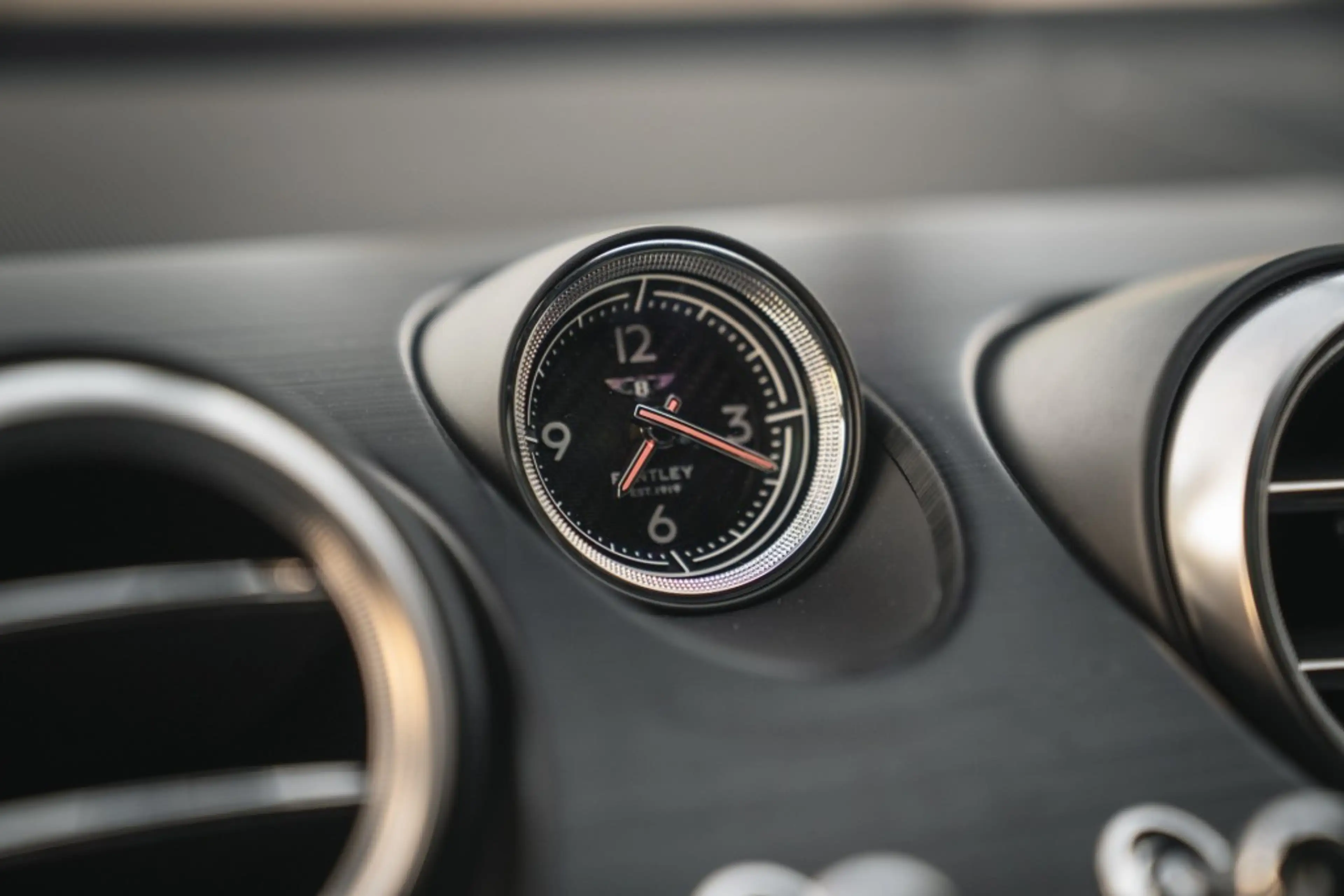 Bentley Bentayga 4.0 V8 Pano, nightvision, softclose, touring pack, — photo 28
