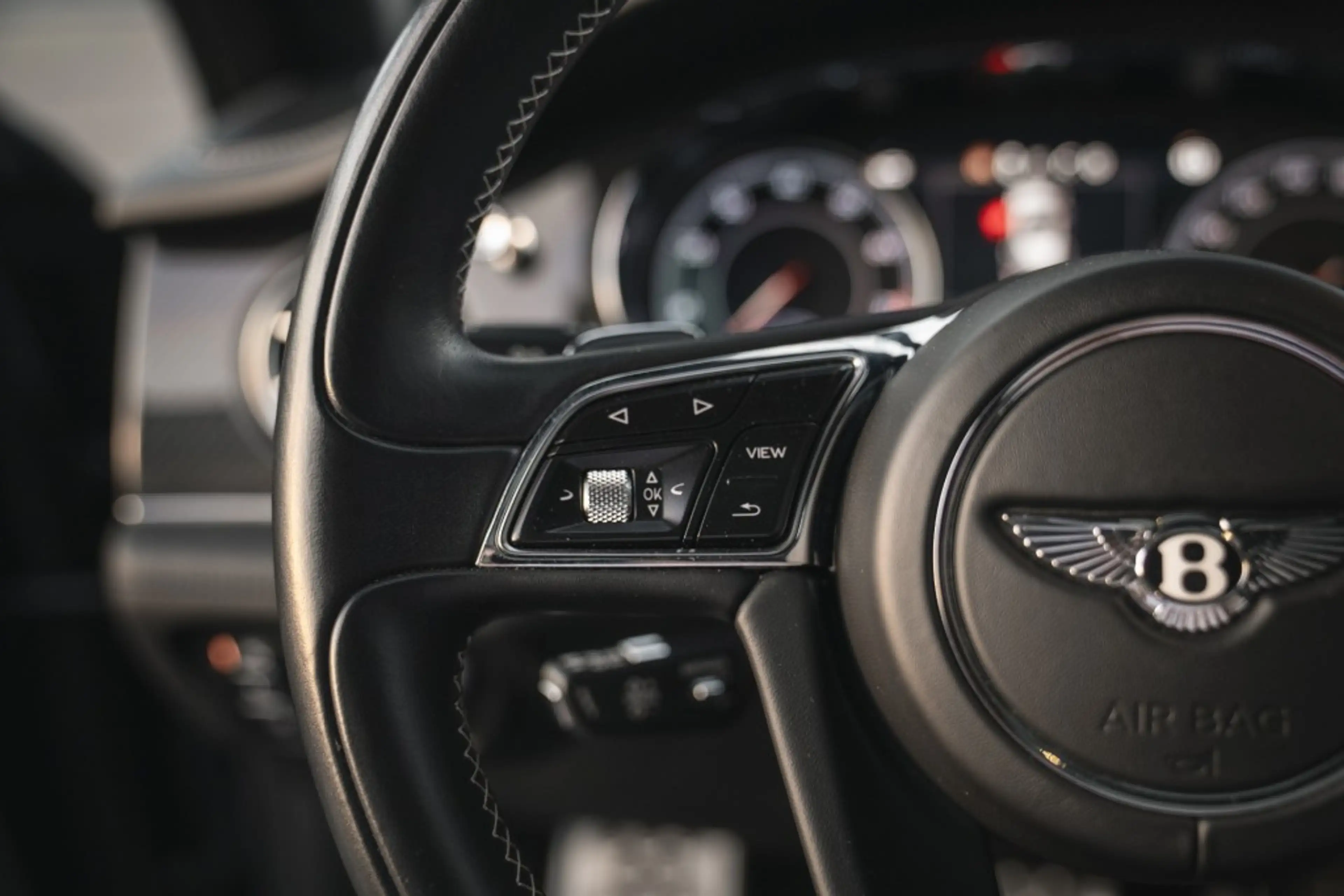 Bentley Bentayga 4.0 V8 Pano, nightvision, softclose, touring pack, — photo 23