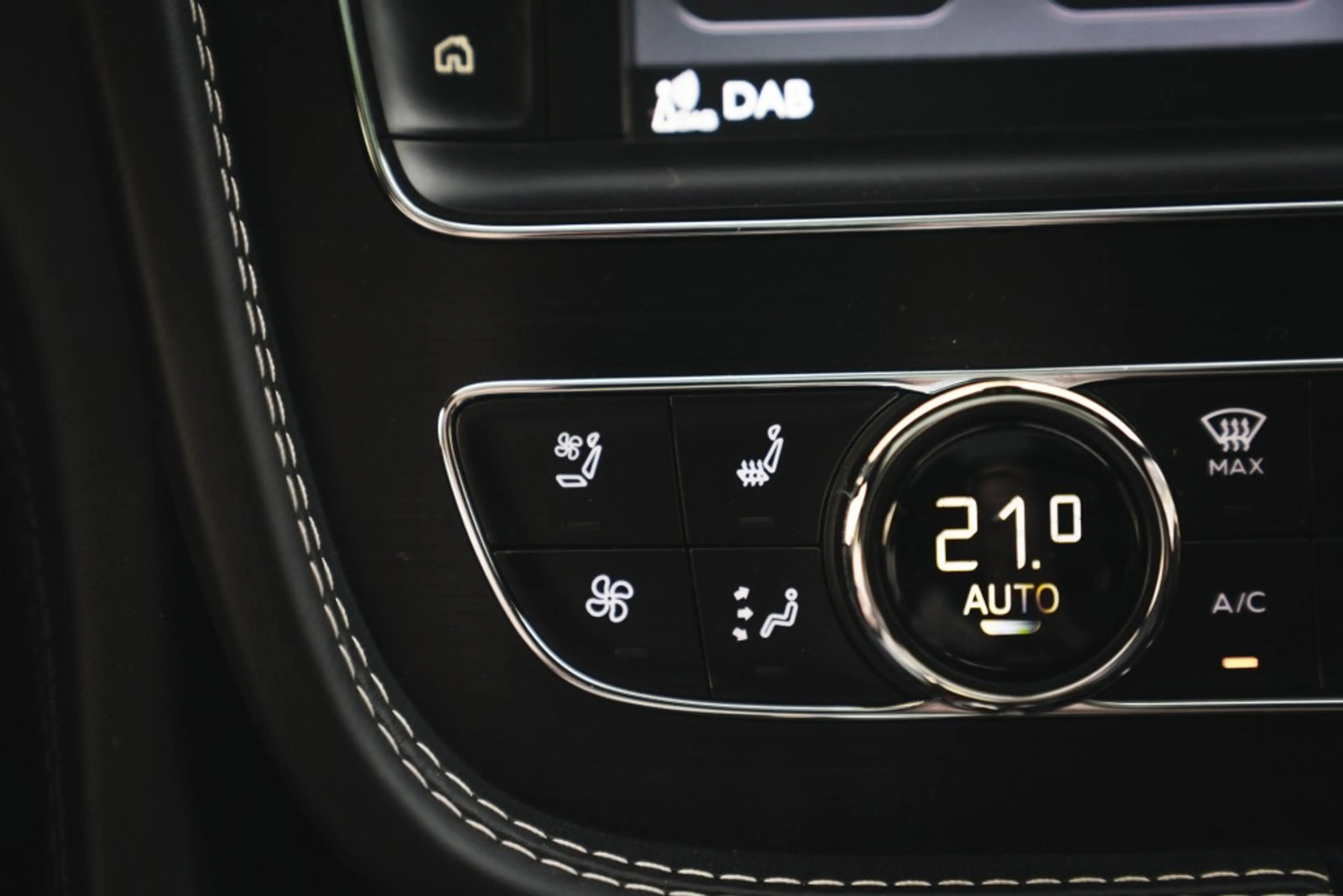 Bentley Bentayga 4.0 V8 Pano, nightvision, softclose, touring pack, — photo 36