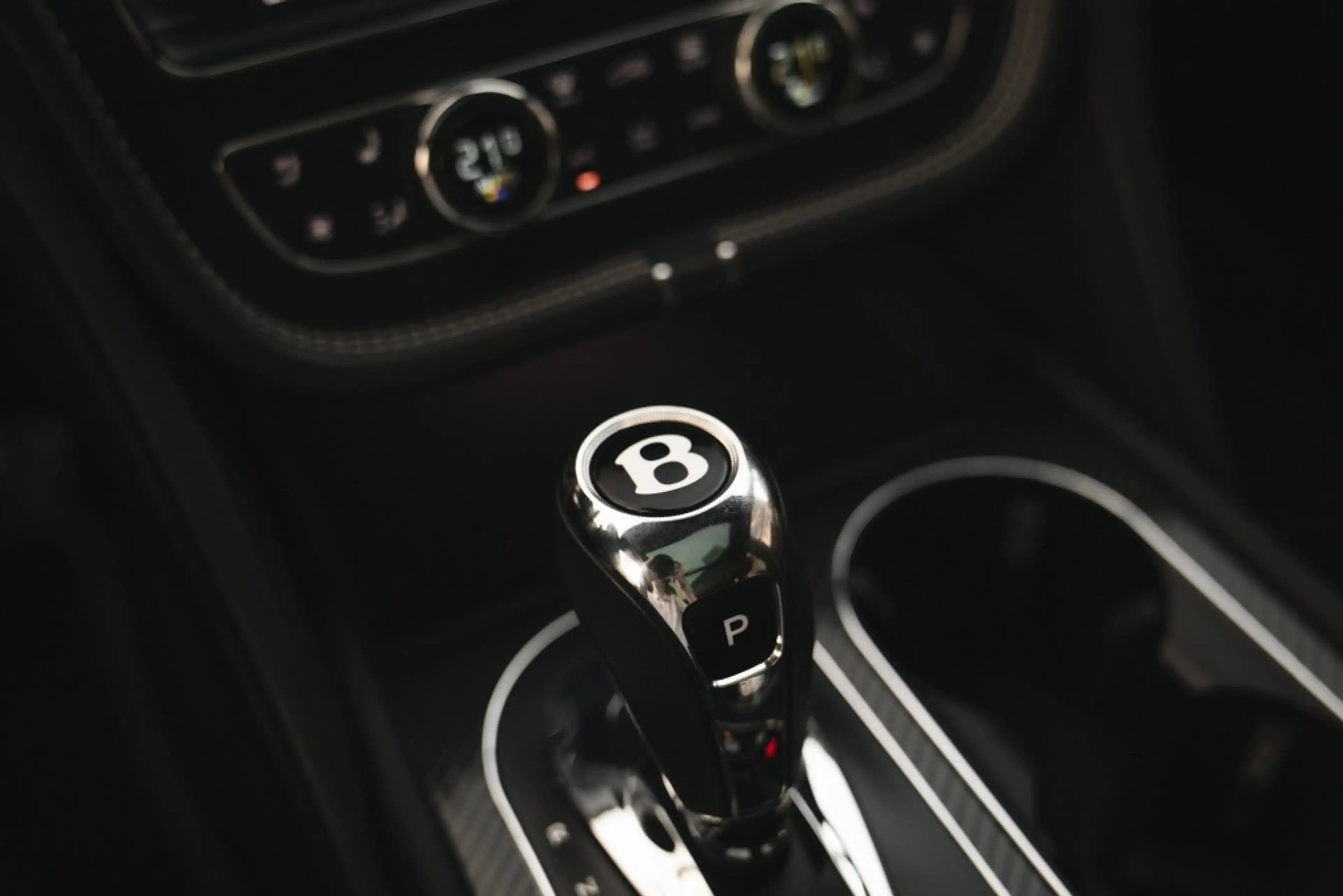 Bentley Bentayga 4.0 V8 Pano, nightvision, softclose, touring pack, — photo 42